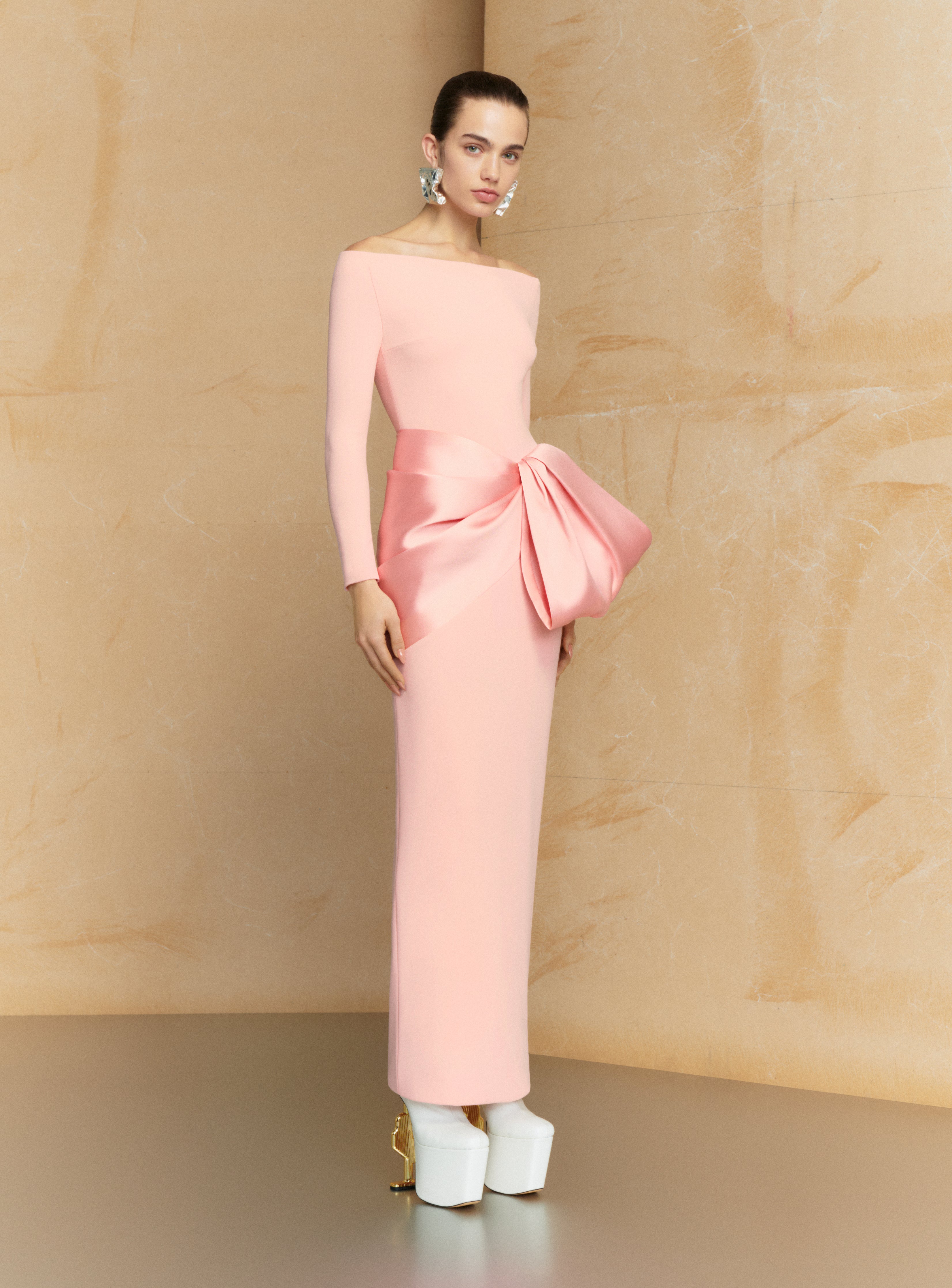 Solace London Kori sukienka Putty Pink długi rękaw