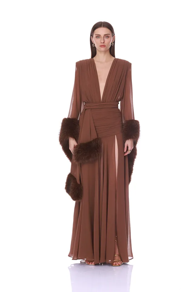 Bronx and Banco Chiffon Faux Fur suknia wieczorowa brązowa z rozcięciem