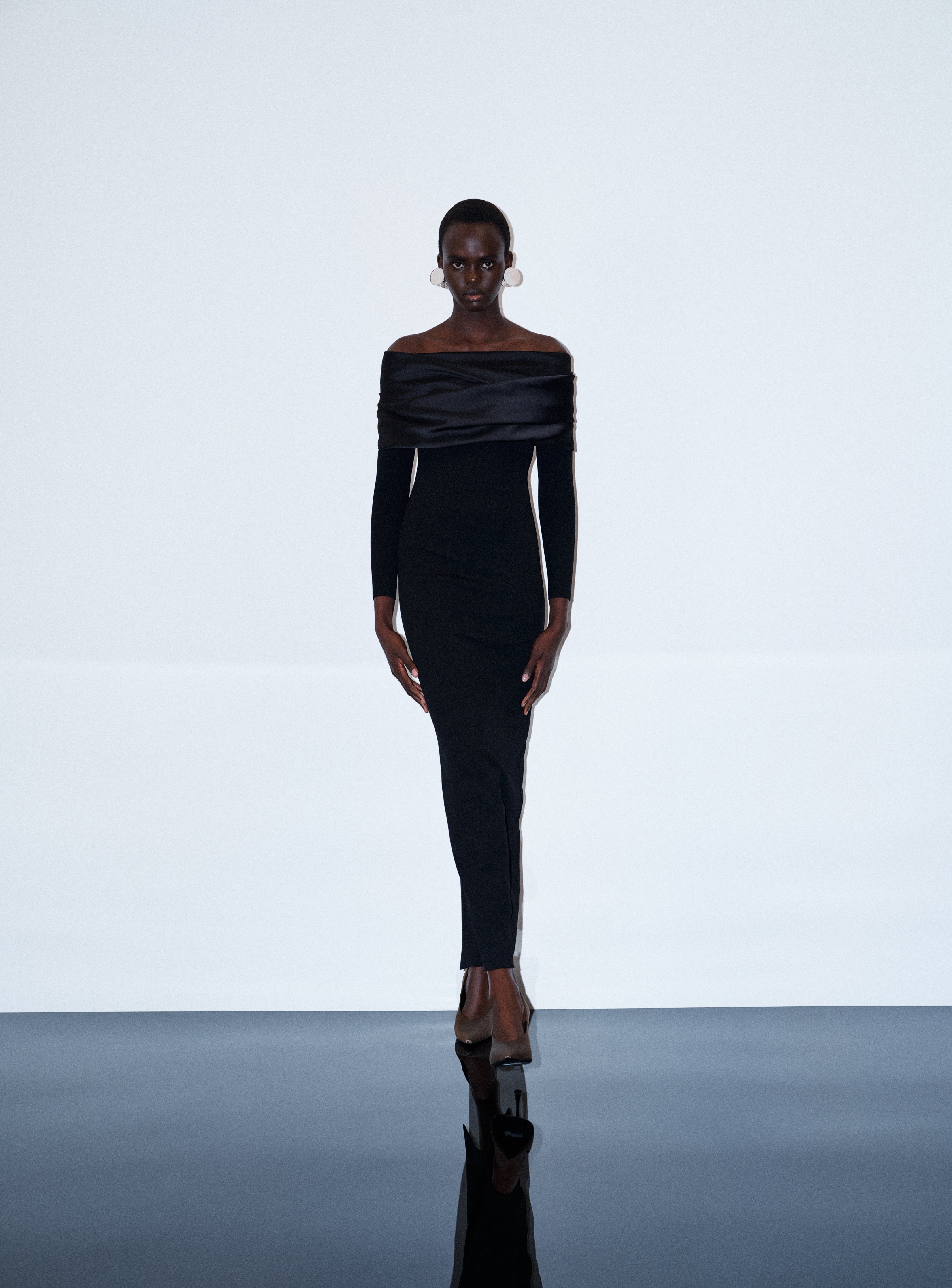 Solace London Bradshaw sukienka wieczorowa maxi czarna odkryte ramiona