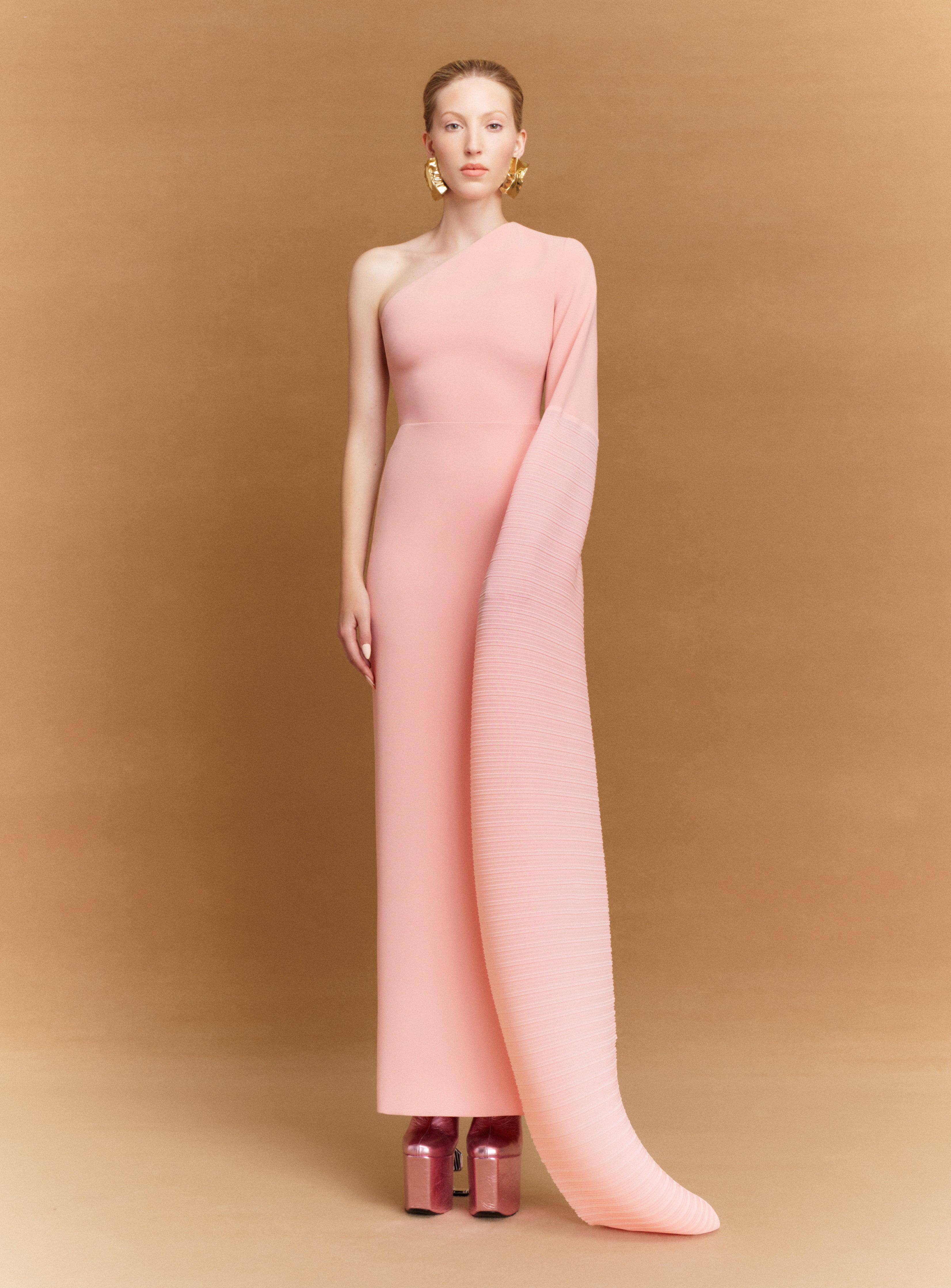 Solace London Sylvia Maxi sukienka różowa jedno ramię