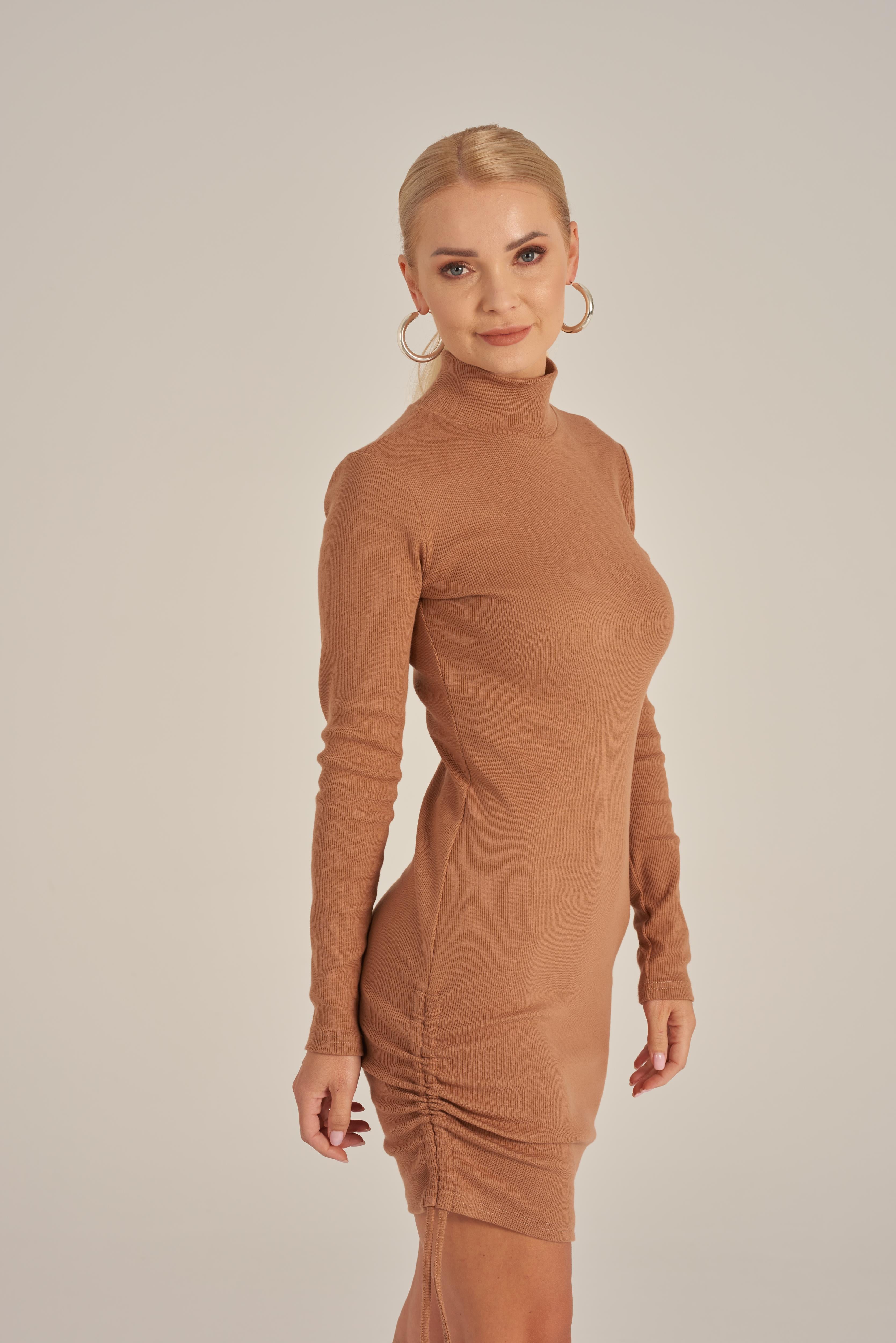 Nudyess Kanto sukienka mini prążkowana camel marszczona