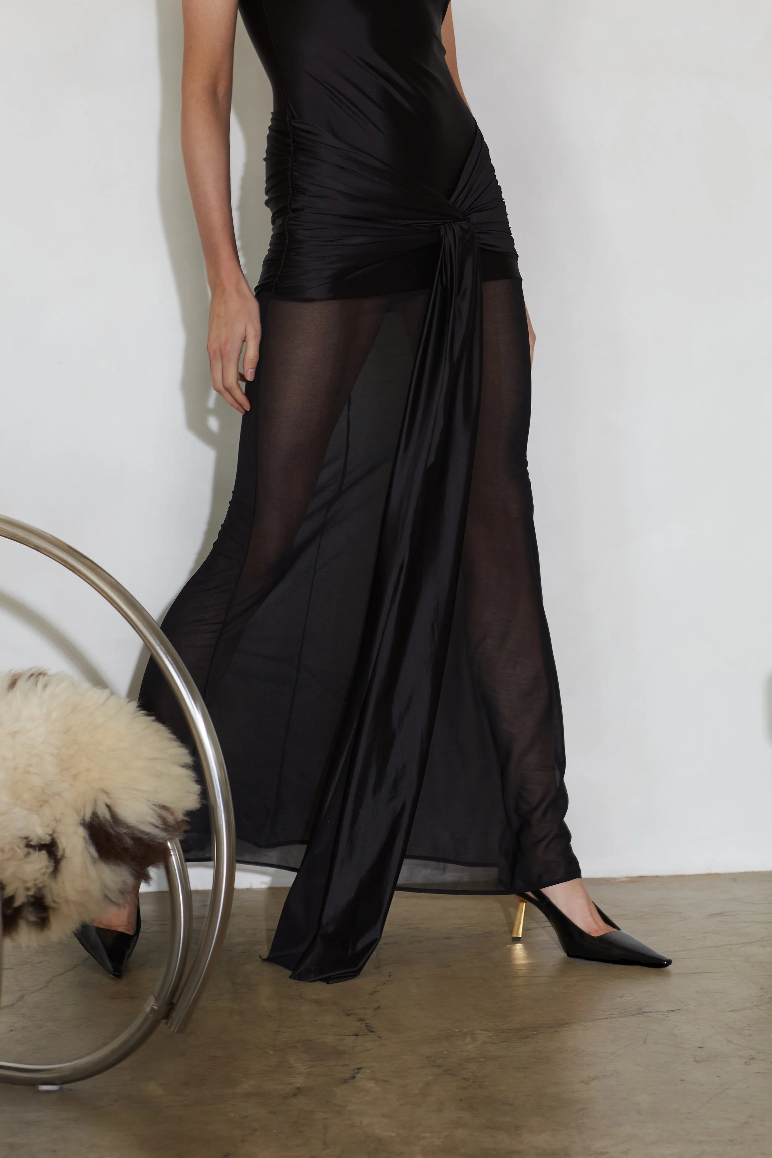Delfi Collective Georgina sukienka czarna satynowa maxi
