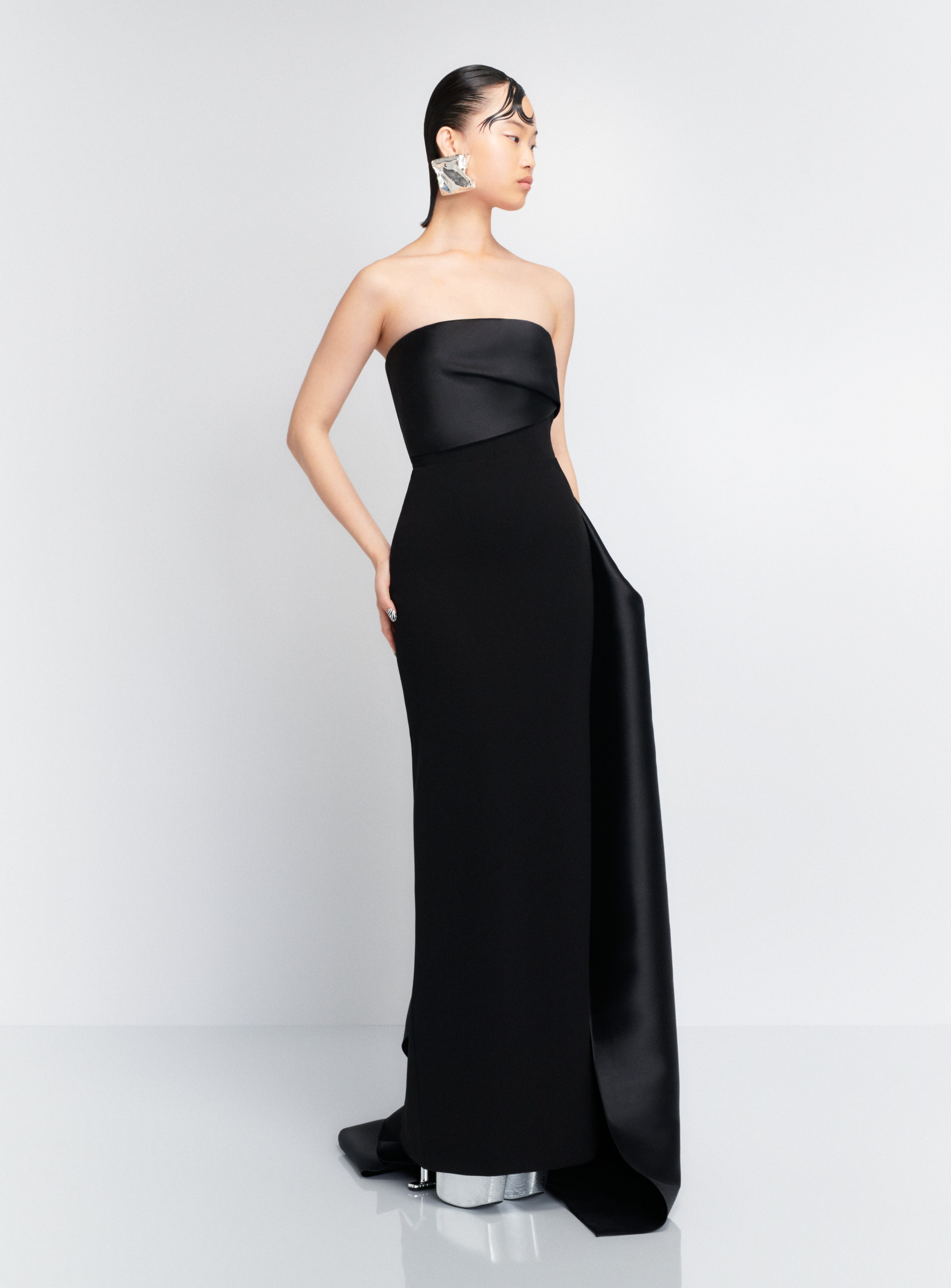 Solace London Kinsley sukienka maxi czarna bez ramiączek