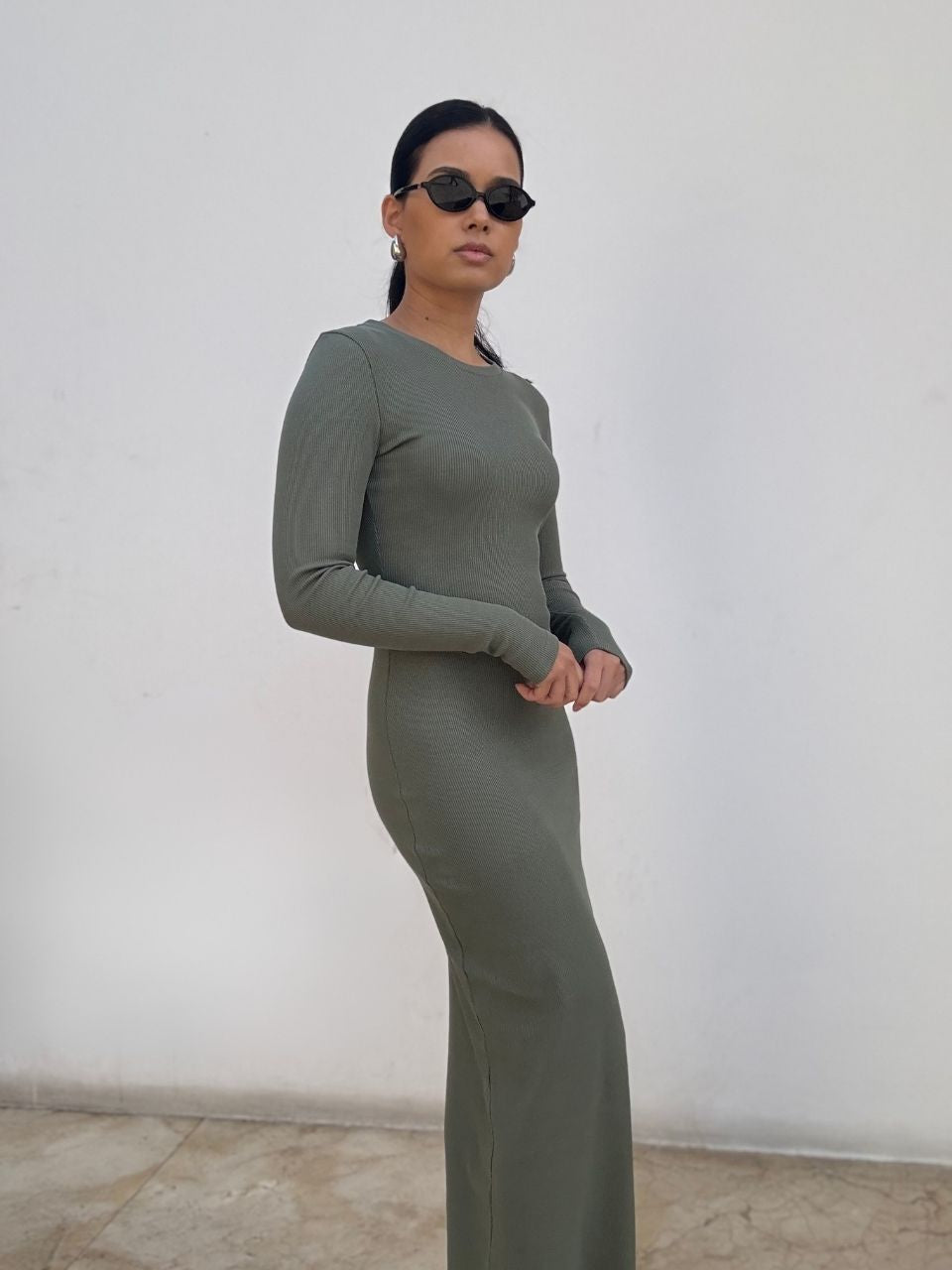 Nudyess Eos sukienka maxi khaki prążkowana