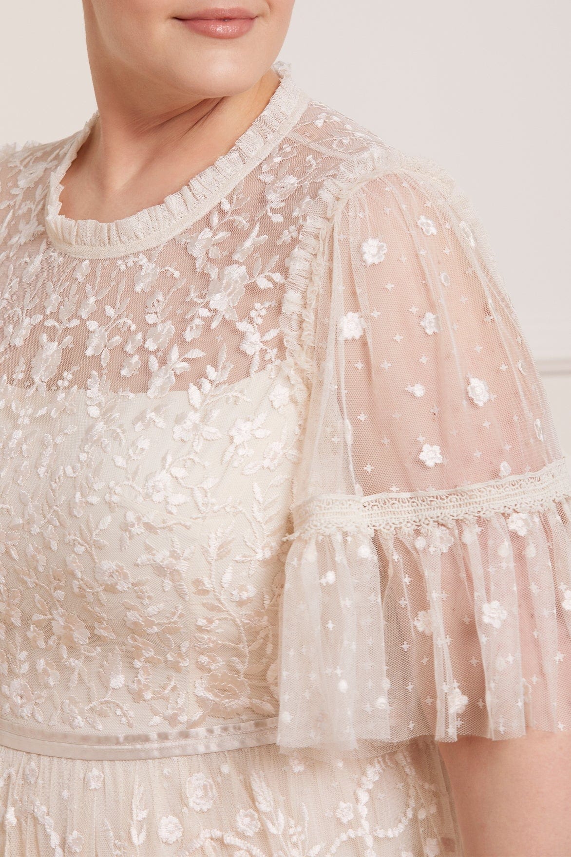 Needle & Thread Midsummer Lace Round Neck Gown suknia szampańska haft
