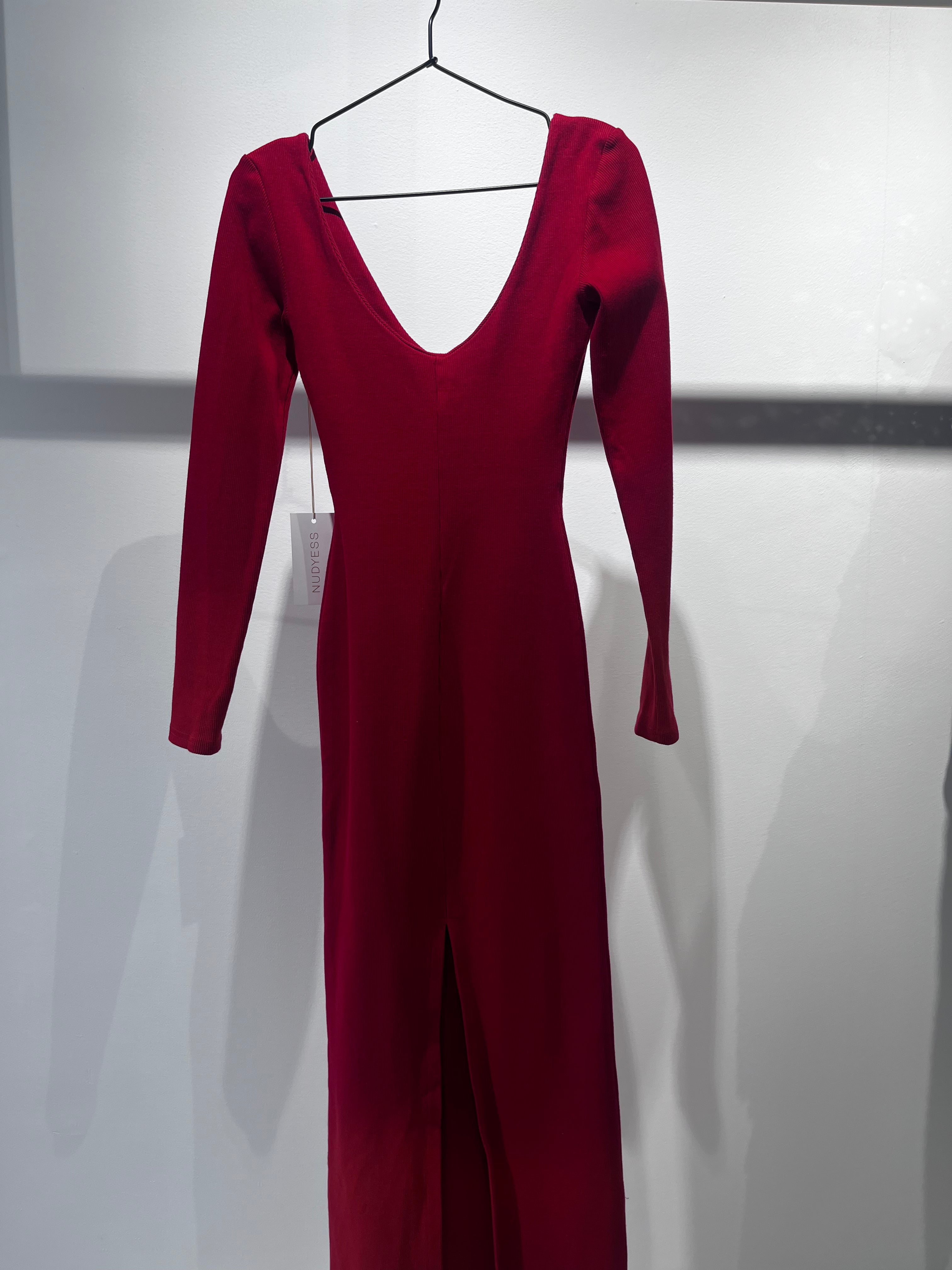 Nudyess w769 prążkowana sukienka midi Red dekolt