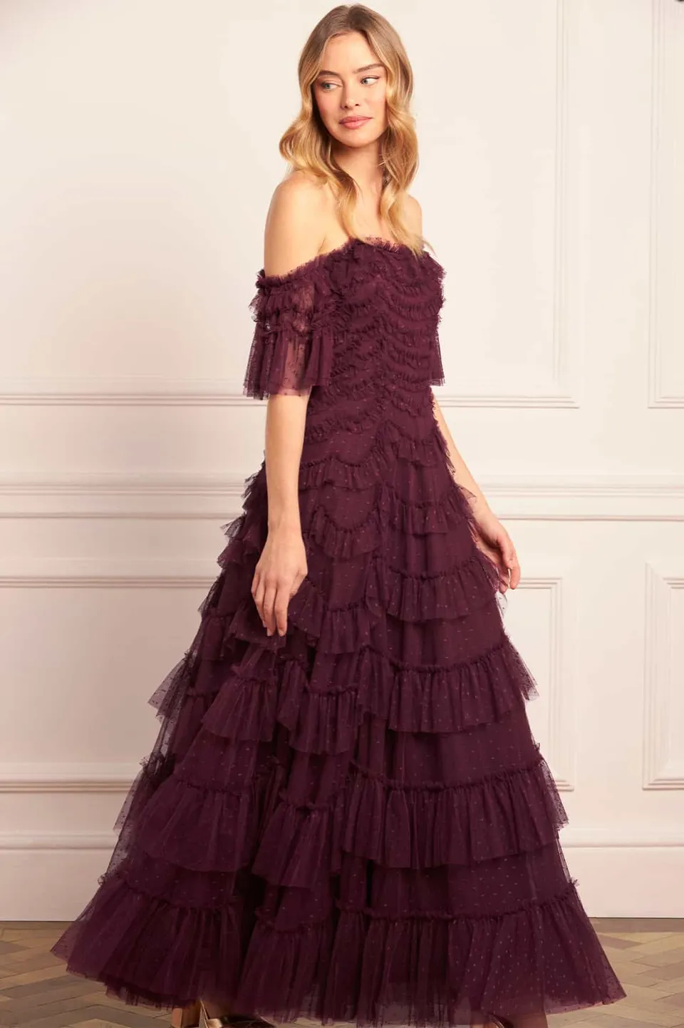 Needle & Thread Aviana Off-Shoulder suknia bordowa maxi