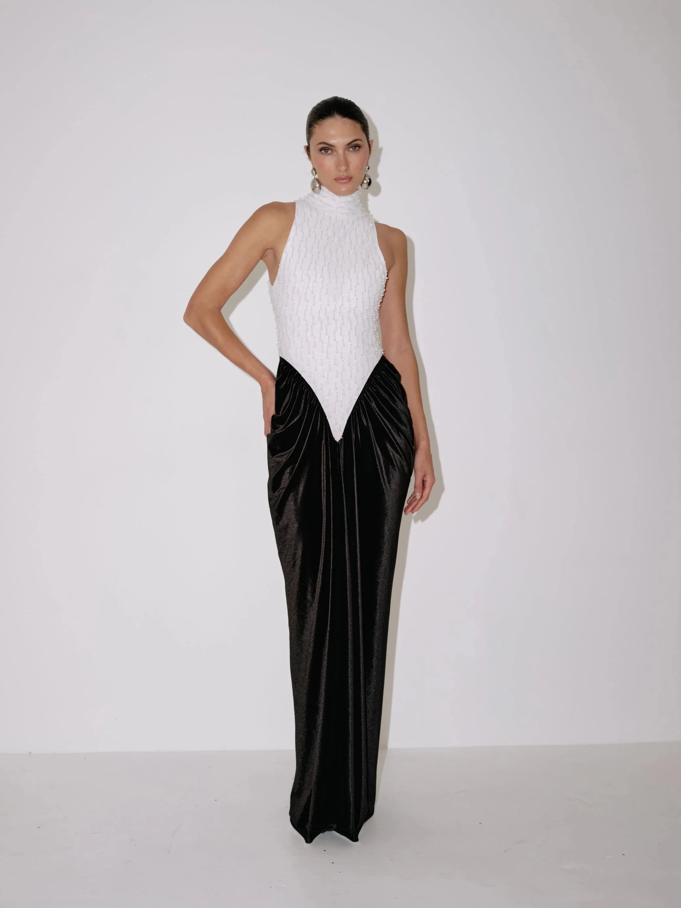 Delfi Collective Hepburn sukienka wieczorowa pearl długa