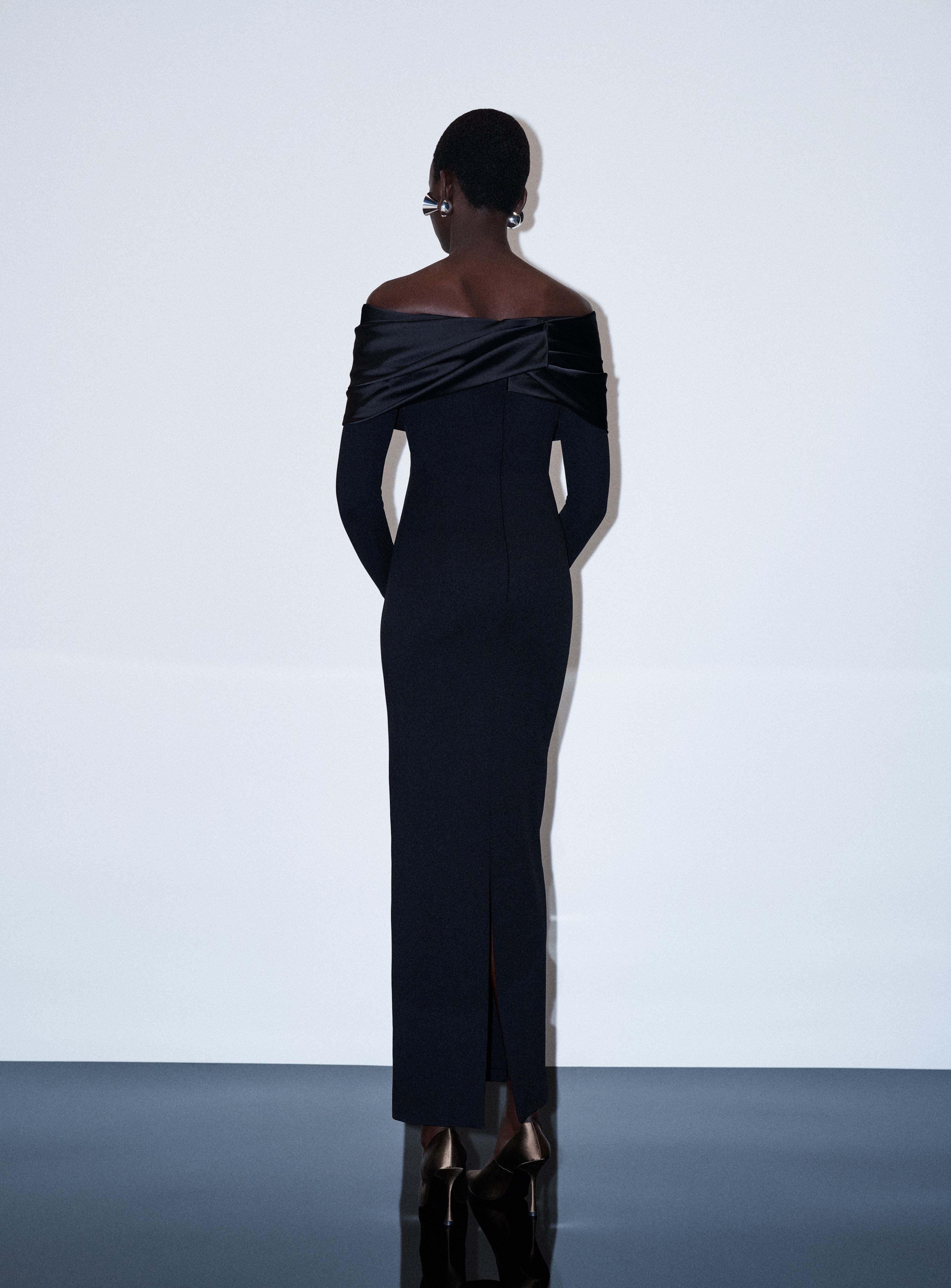 Solace London Bradshaw sukienka wieczorowa maxi czarna odkryte ramiona