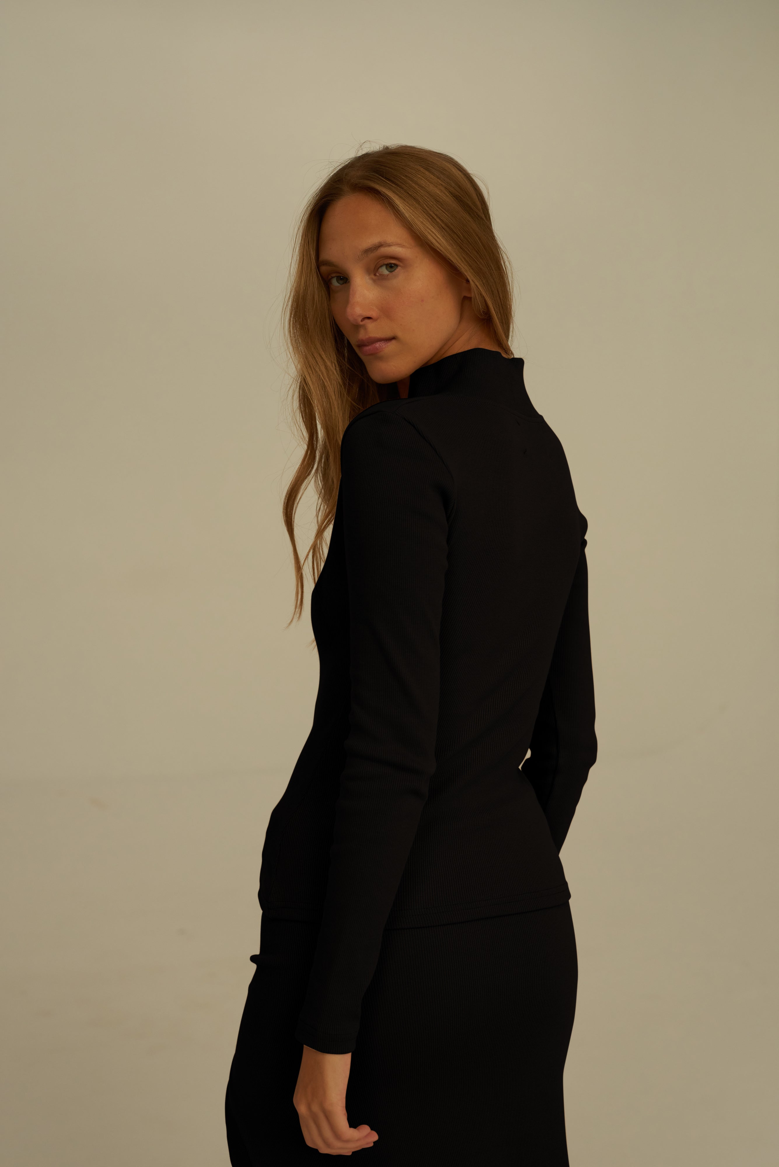 Nudyess Asteria top z guzikami Black stójka