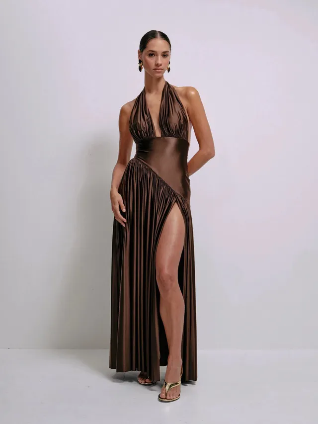 Delfi Collective Rae sukienka satynowa Chocolate z rozcięciem