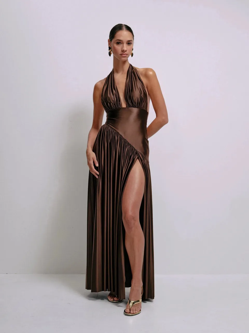 Delfi Collective Rae sukienka satynowa Chocolate z rozcięciem