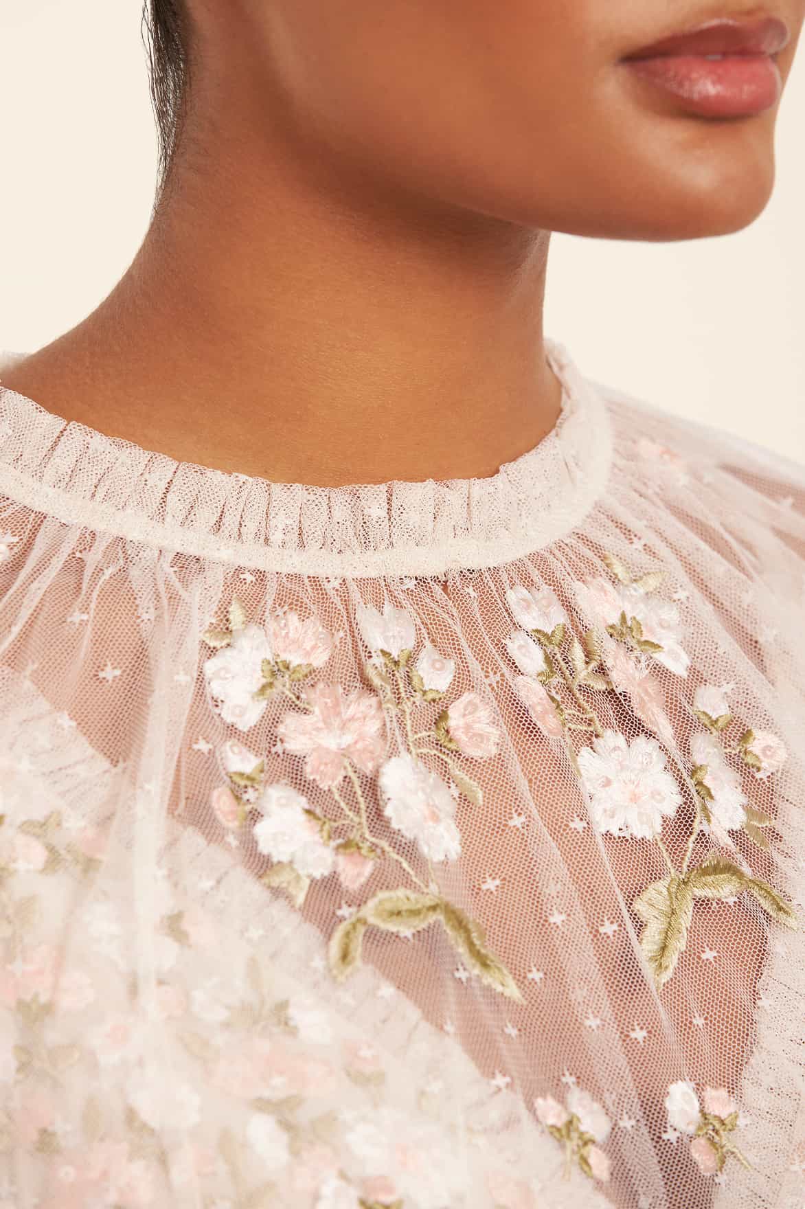 Needle & Thread Posy Midaxi Open Cape peleryna kremowa
