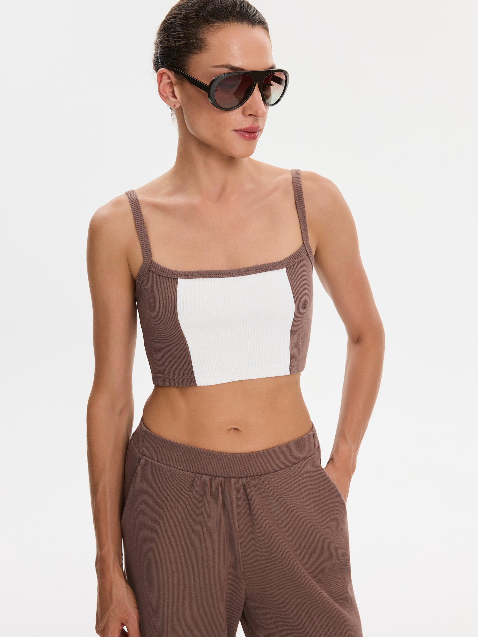 Nudyess Alex crop top prążkowany czekoladowy