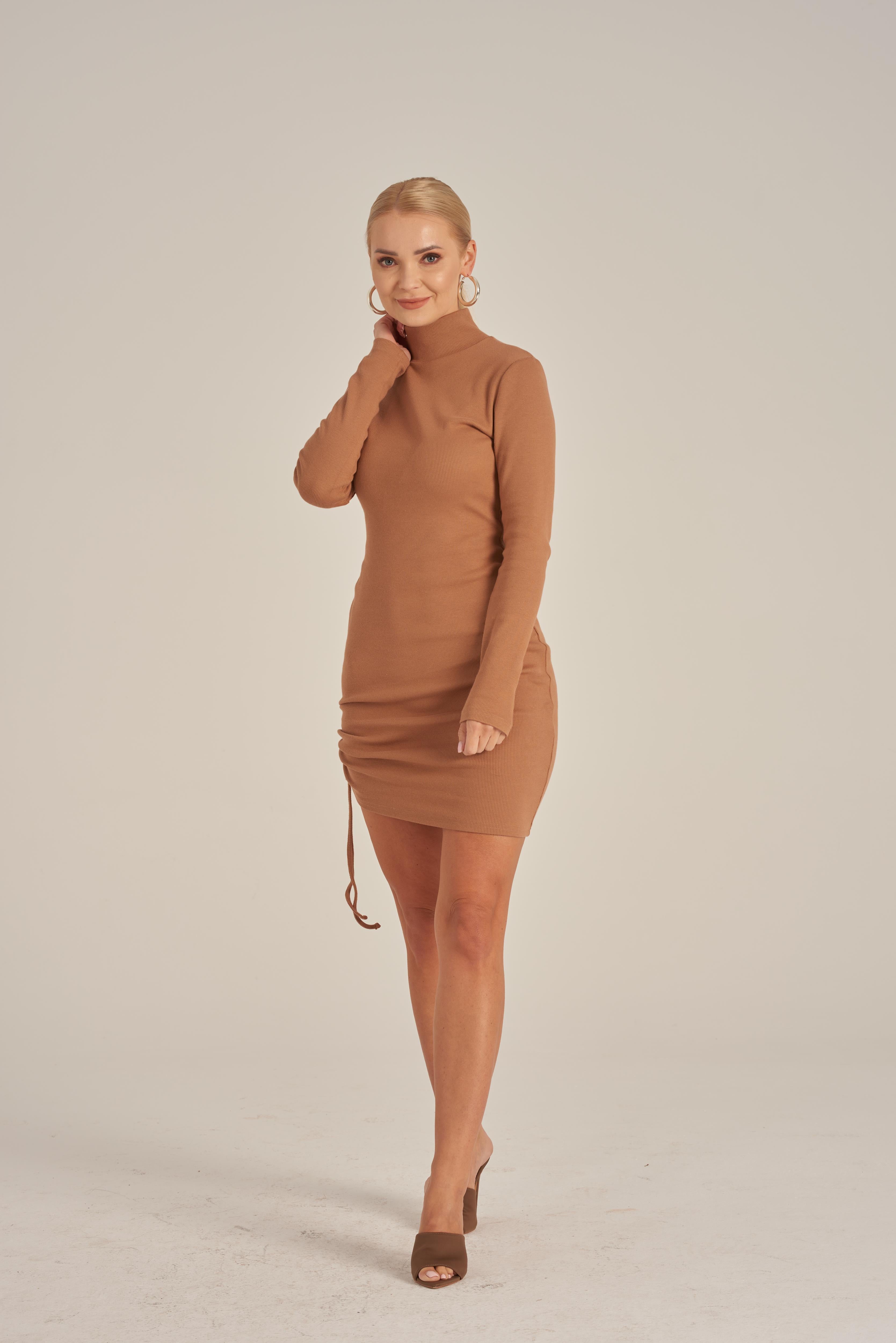Nudyess Kanto sukienka mini prążkowana camel marszczona