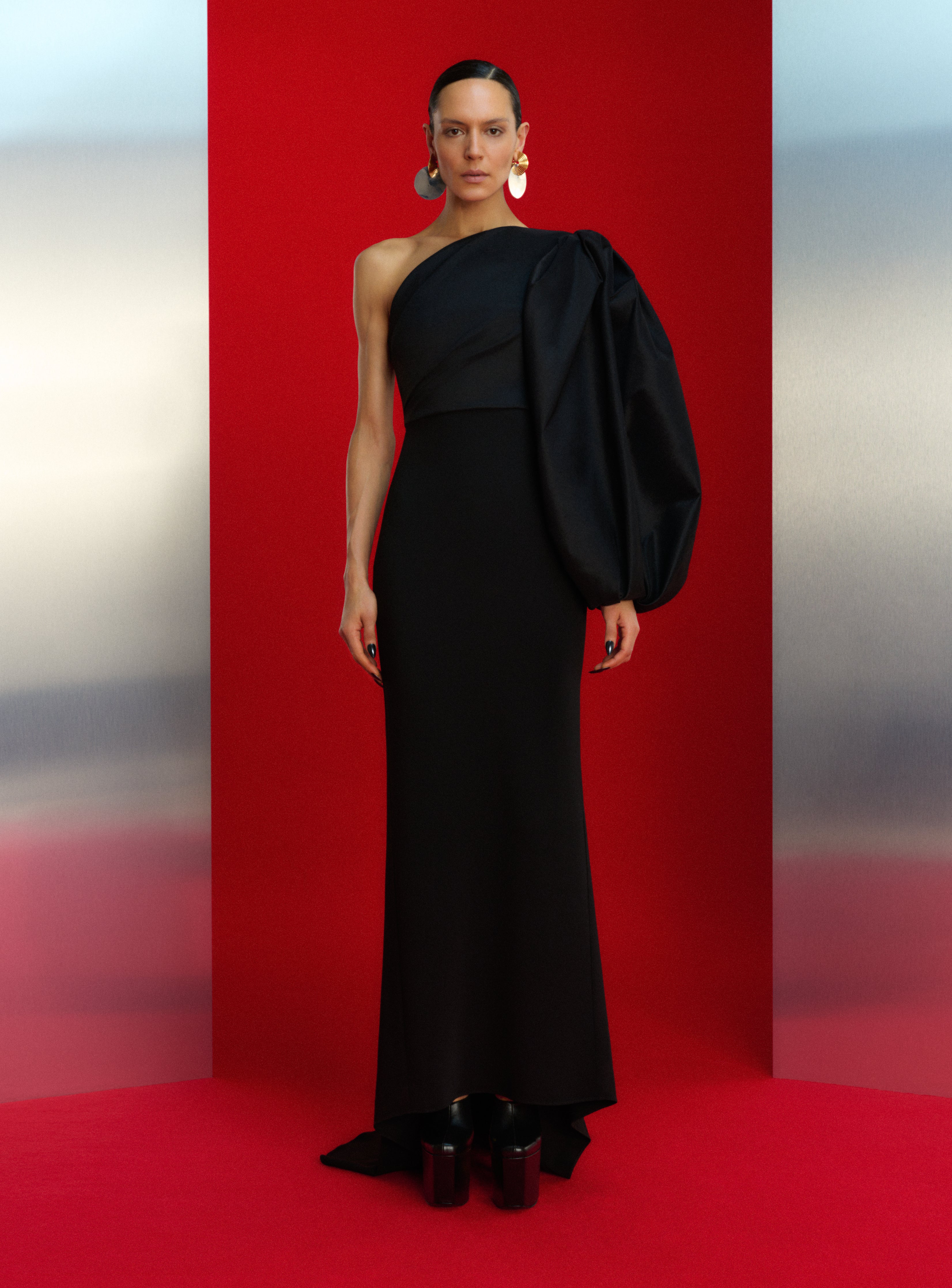 SOLACE LONDON Ivy sukienka maxi czarna jedno ramię