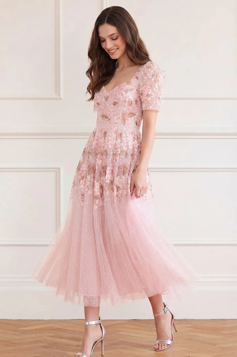 Needle & Thread Wisteria Dot Short Sleeve sukienka różowa haftowana
