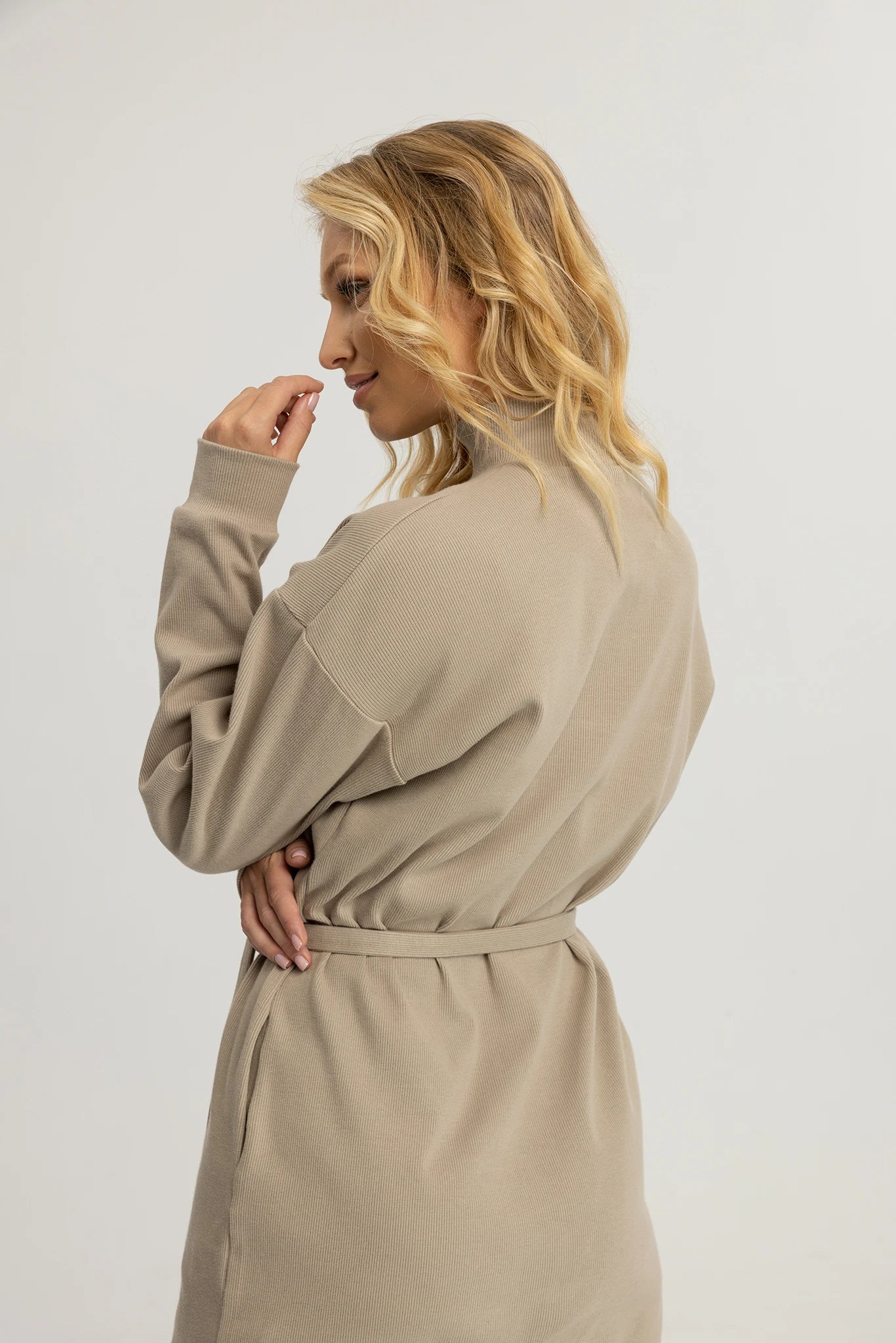 Nudyess Warm prążkowana sukienka mini Pelican kieszenie