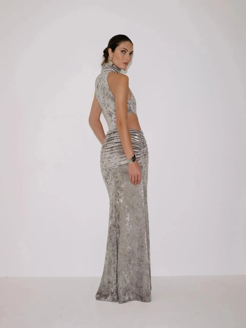 Delfi Collective Zarina sukienka Silver welurowa