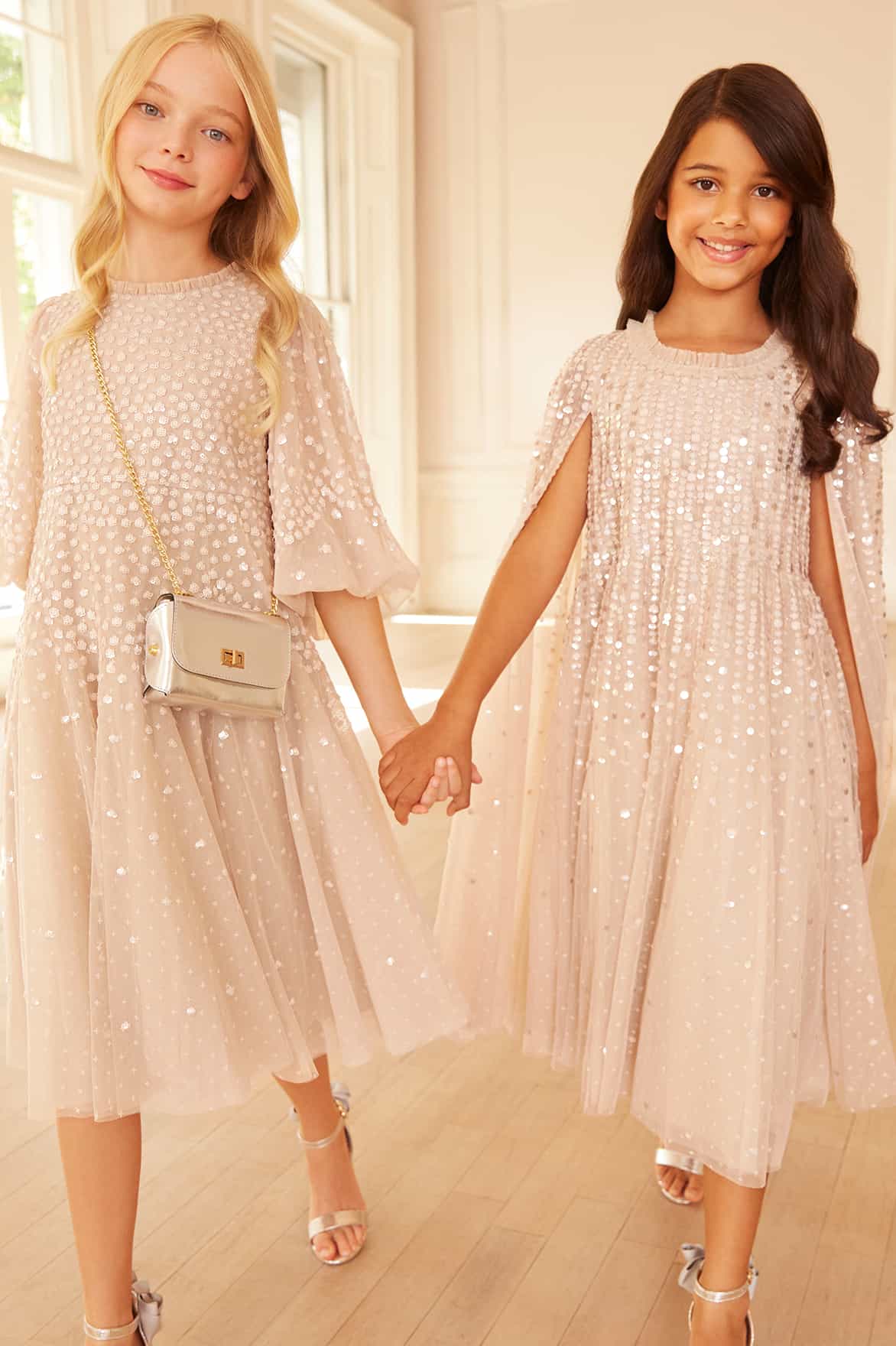 Needle & Thread Moonlight Sequin Cape sukienka dziewczęca oyster