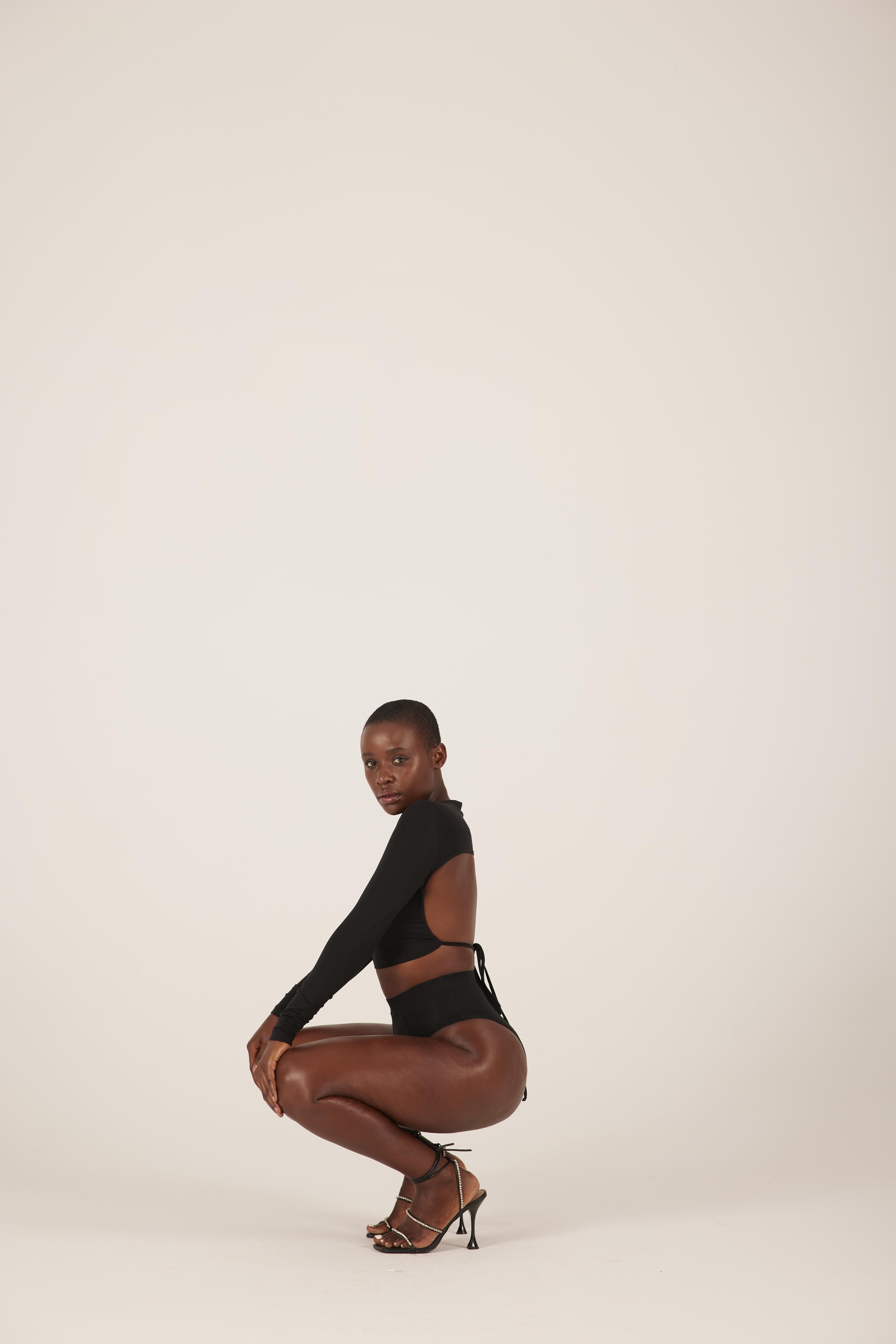 Nudyess Backless Top bluzka czarna wiązana modal