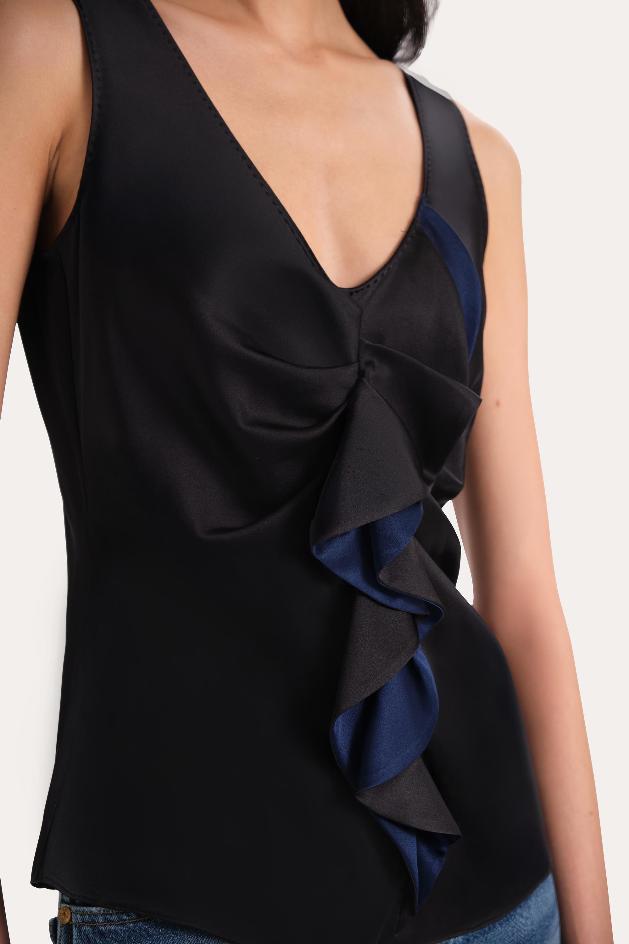 Elie Tahari Silk Satin top jedwabny czarny z falbaną