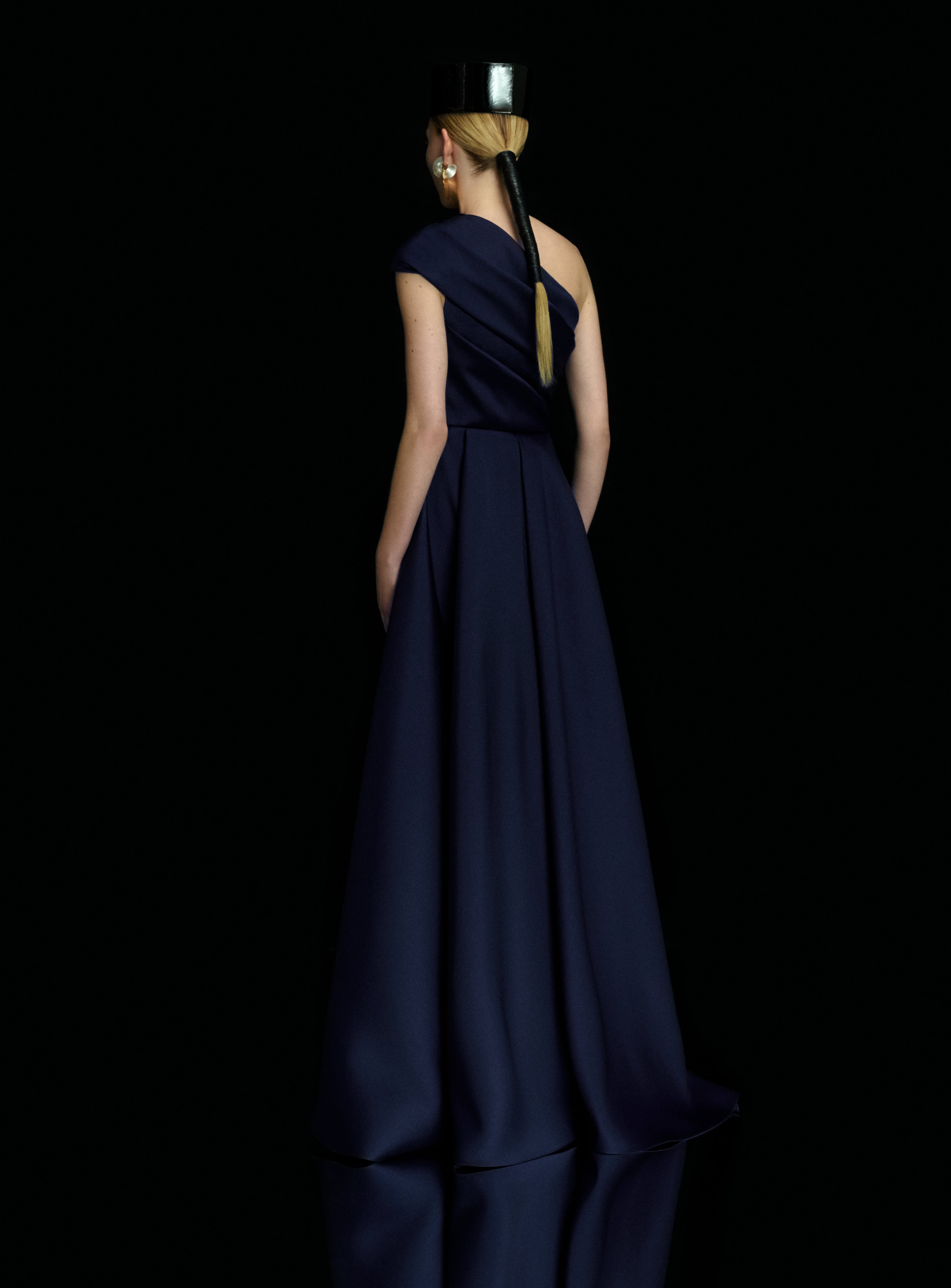 Solace London Alba sukienka maxi granatowa asymetryczna