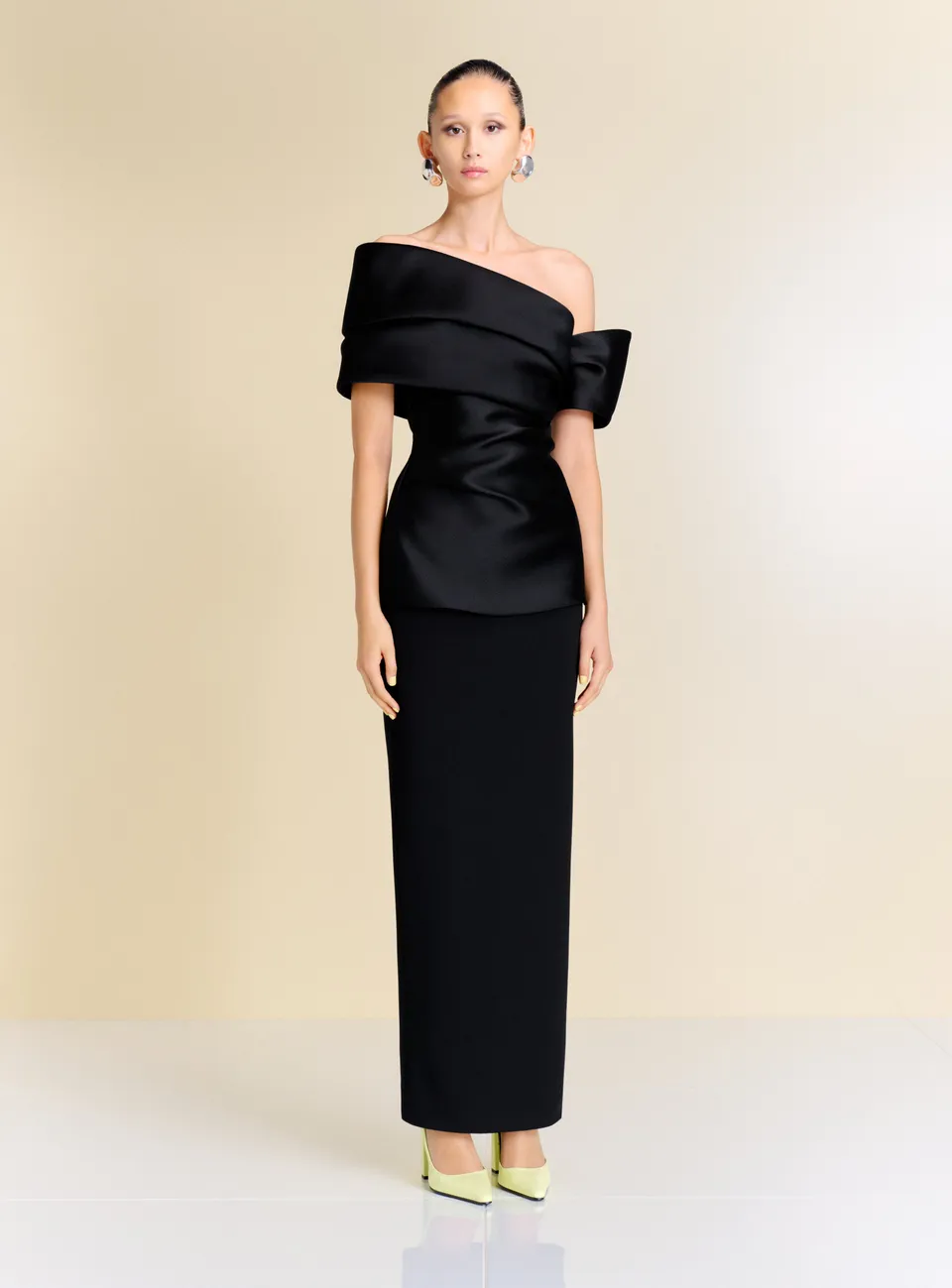 Solace London Lucine sukienka wieczorowa czarna maxi odkryte ramiona