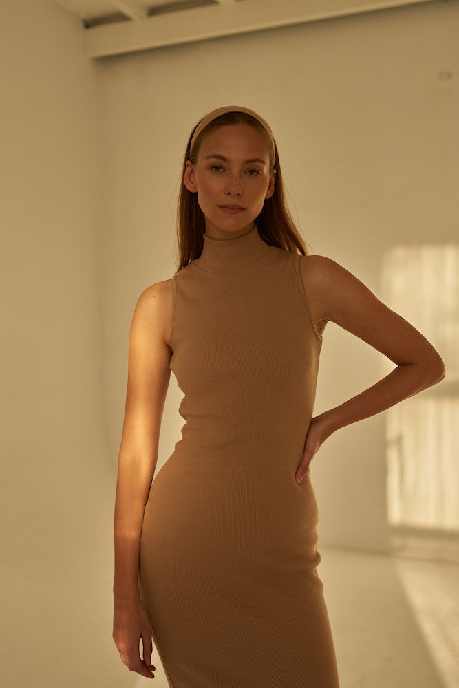 Nudyess Queens sukienka midi prążkowana black z golfem