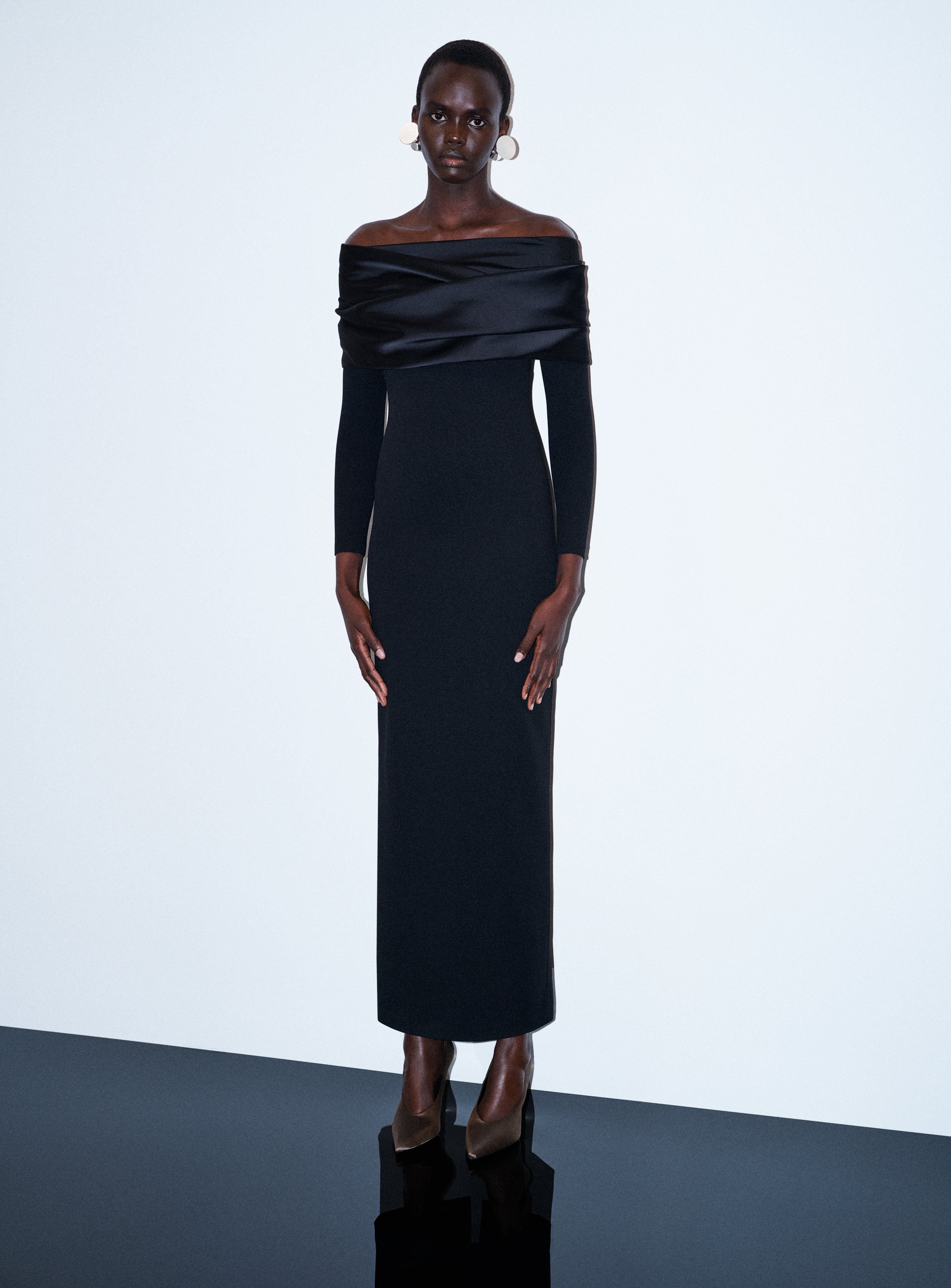 Solace London Bradshaw sukienka wieczorowa maxi czarna odkryte ramiona