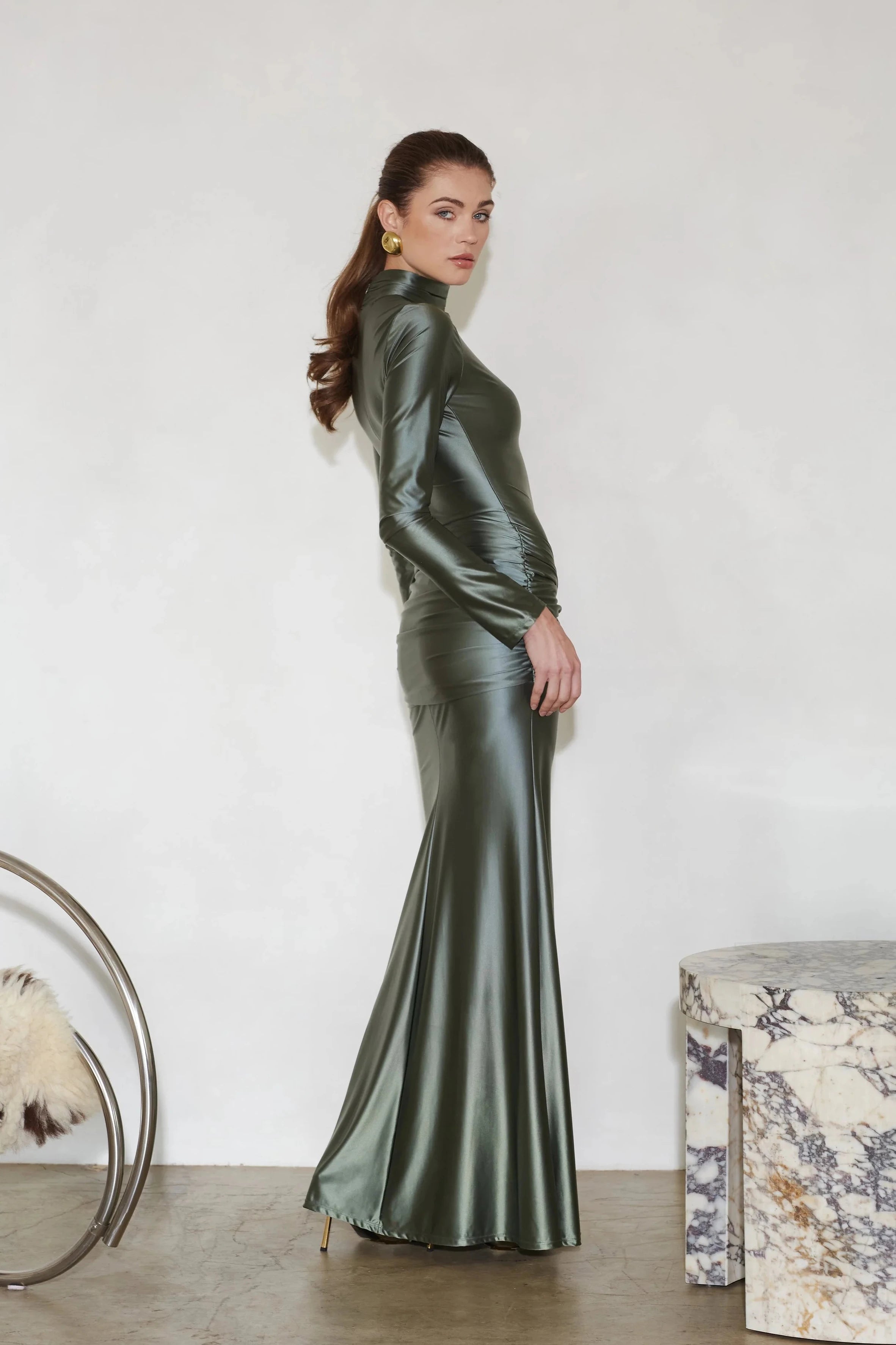 Delfi Collective Anastasia sukienka wieczorowa khaki satyna