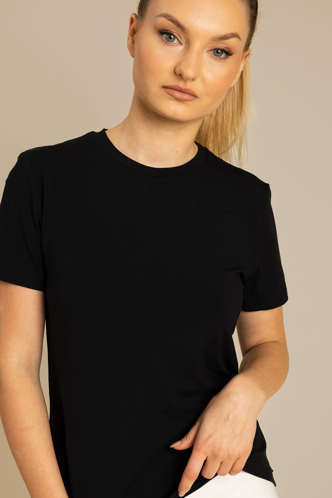 Nudyess Lucia t-shirt czarny modal okrągły dekolt