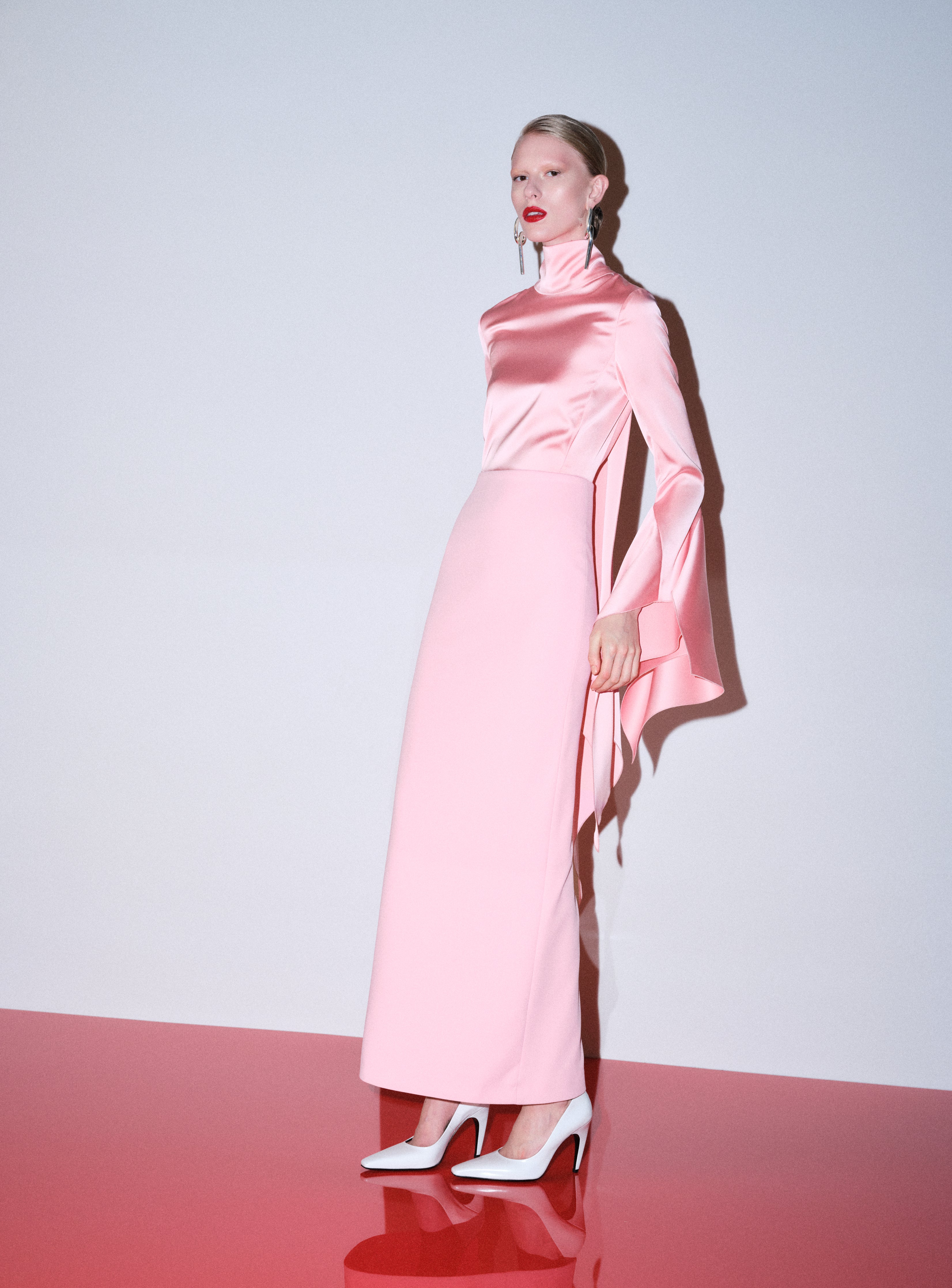 Solace London Francoise sukienka maxi Soft Pink szal