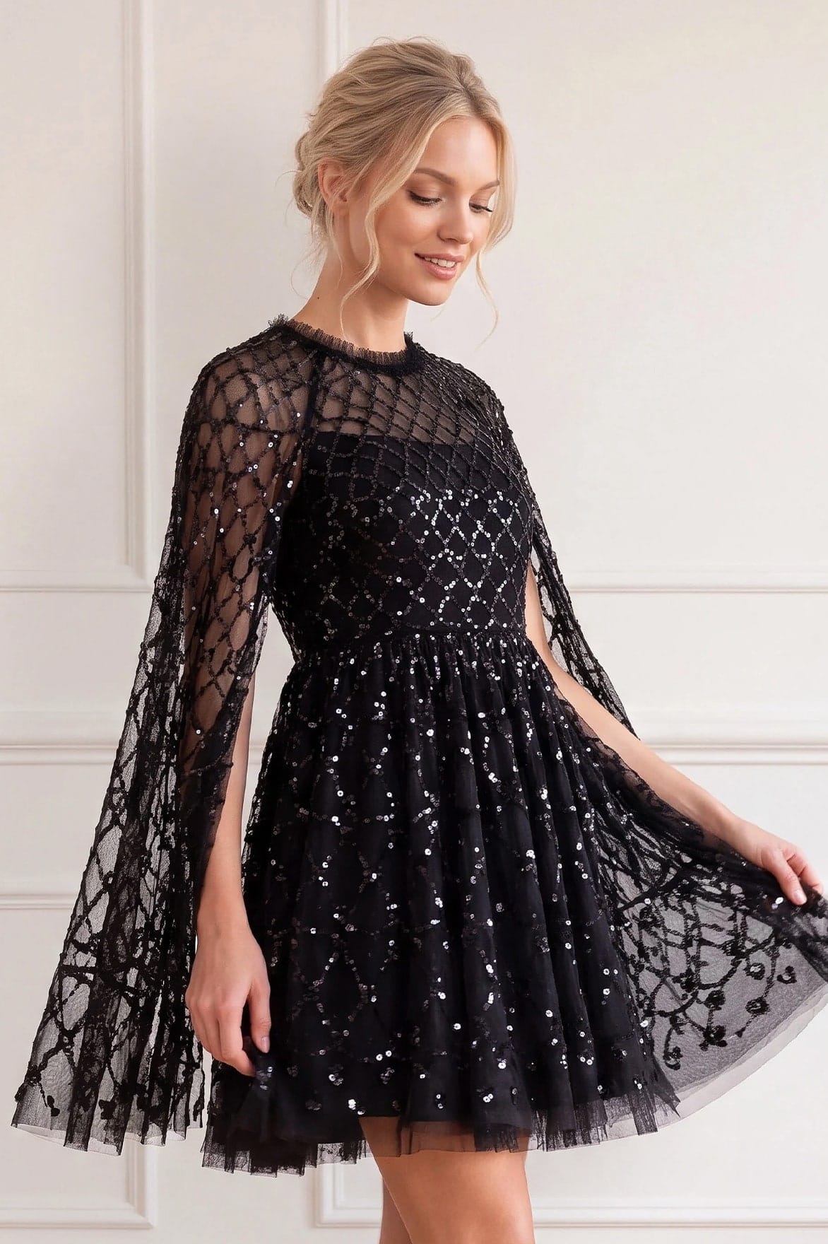 Needle & Thread Heart Lattice Micro Mini sukienka czarna z peleryną