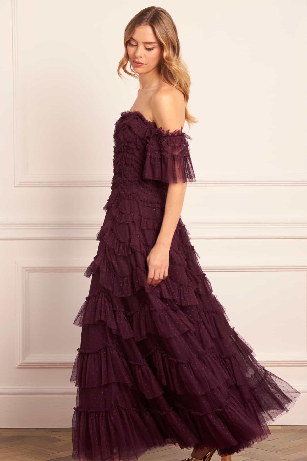 Needle & Thread Aviana Off-Shoulder suknia bordowa maxi