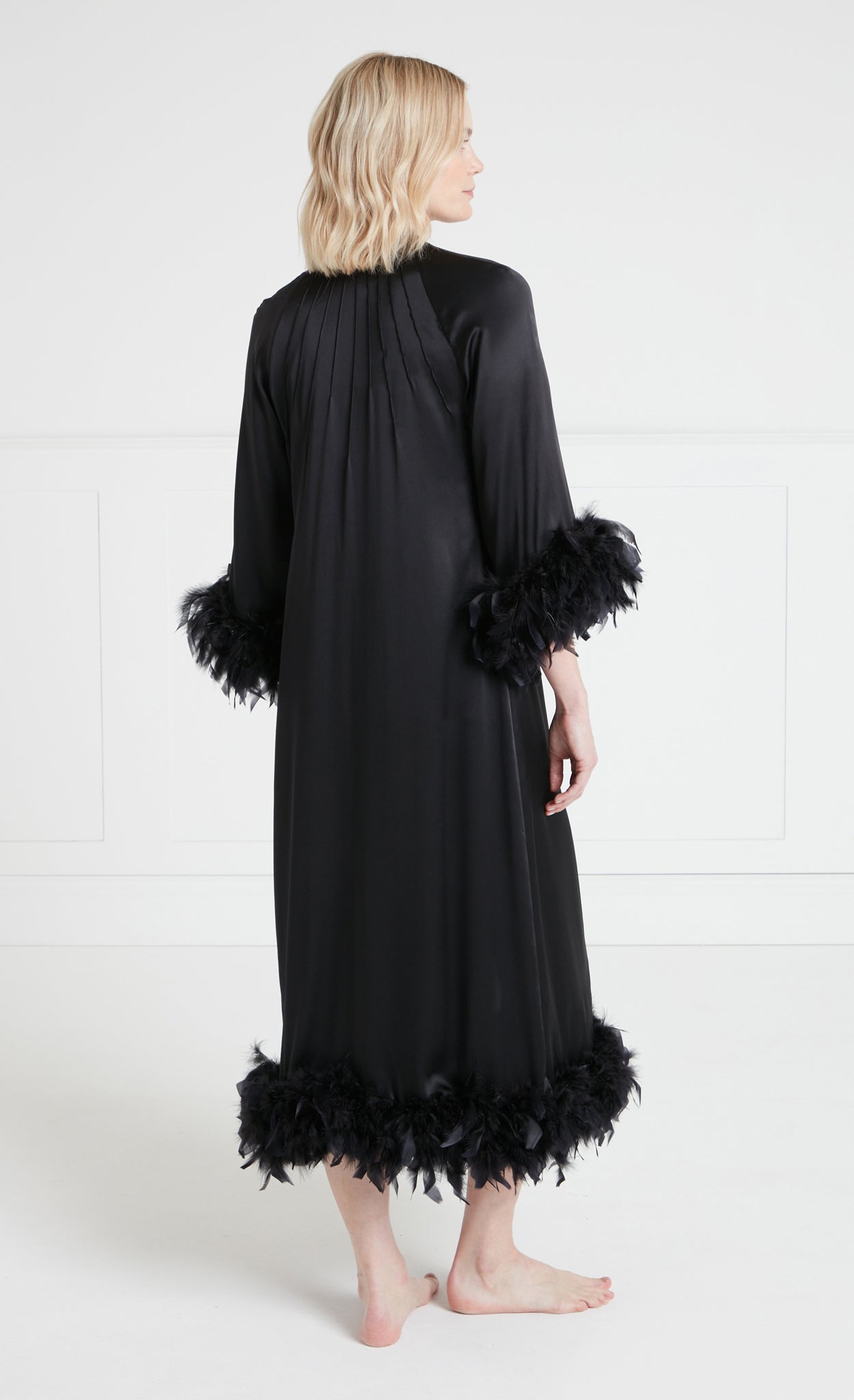 Temperley London Hebe szlafrok jedwabny czarny pióra strusie