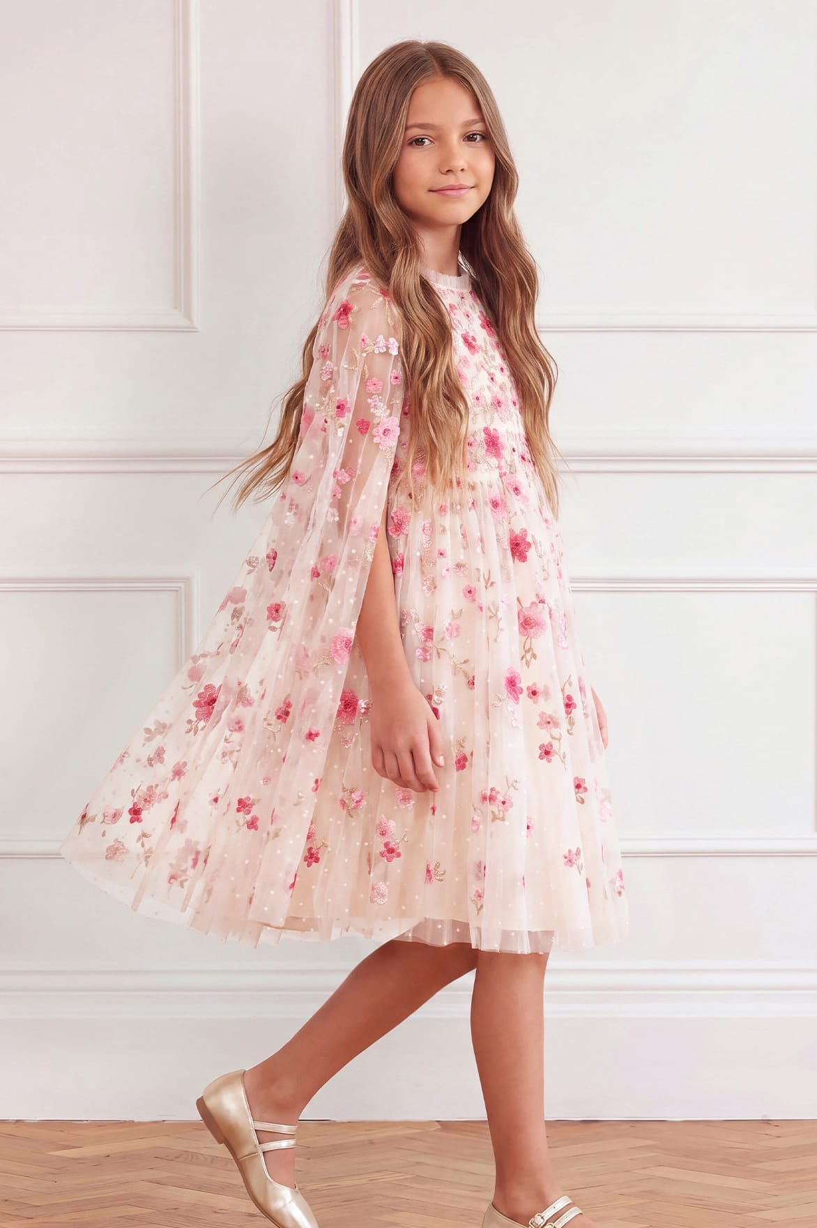 Needle & Thread Lea Ditsy Cape sukienka dziecięca kremowa haftowana