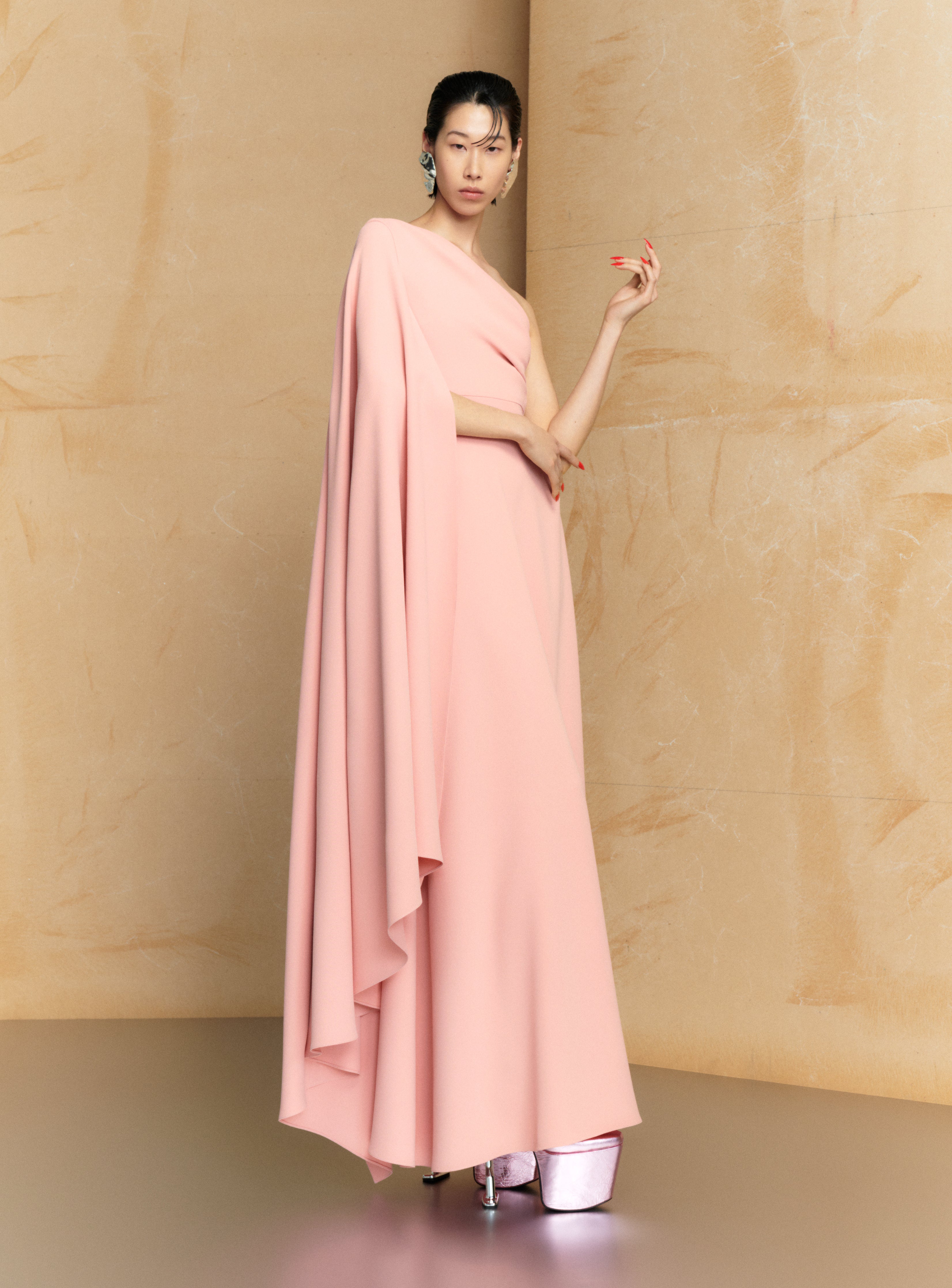 SOLACE LONDON Yazmin Maxi sukienka różowa jedno ramię