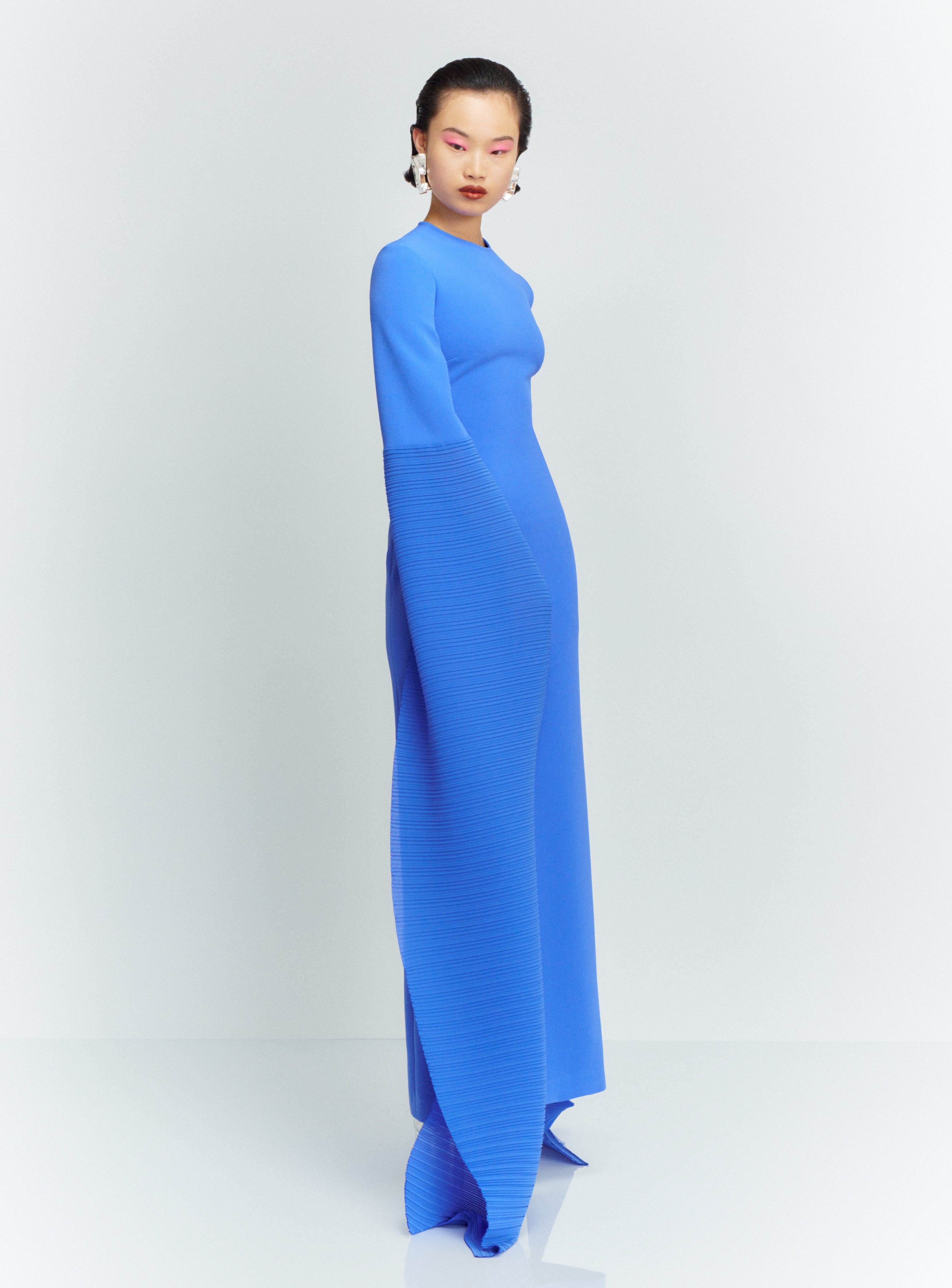 Solace London Naomi sukienka maxi Iris Blue plisowana