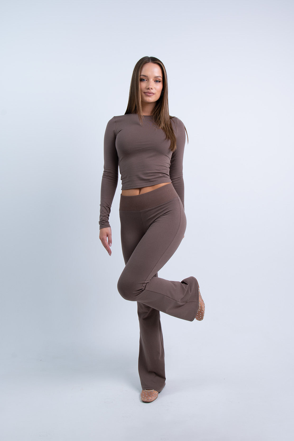 Nudyess Aspen spodnie Chocolate rozszerzana nogawka