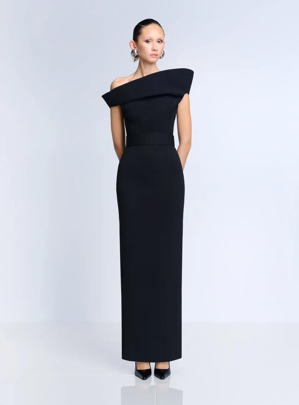 Solace London Faro sukienka maxi czarna odkryte ramiona