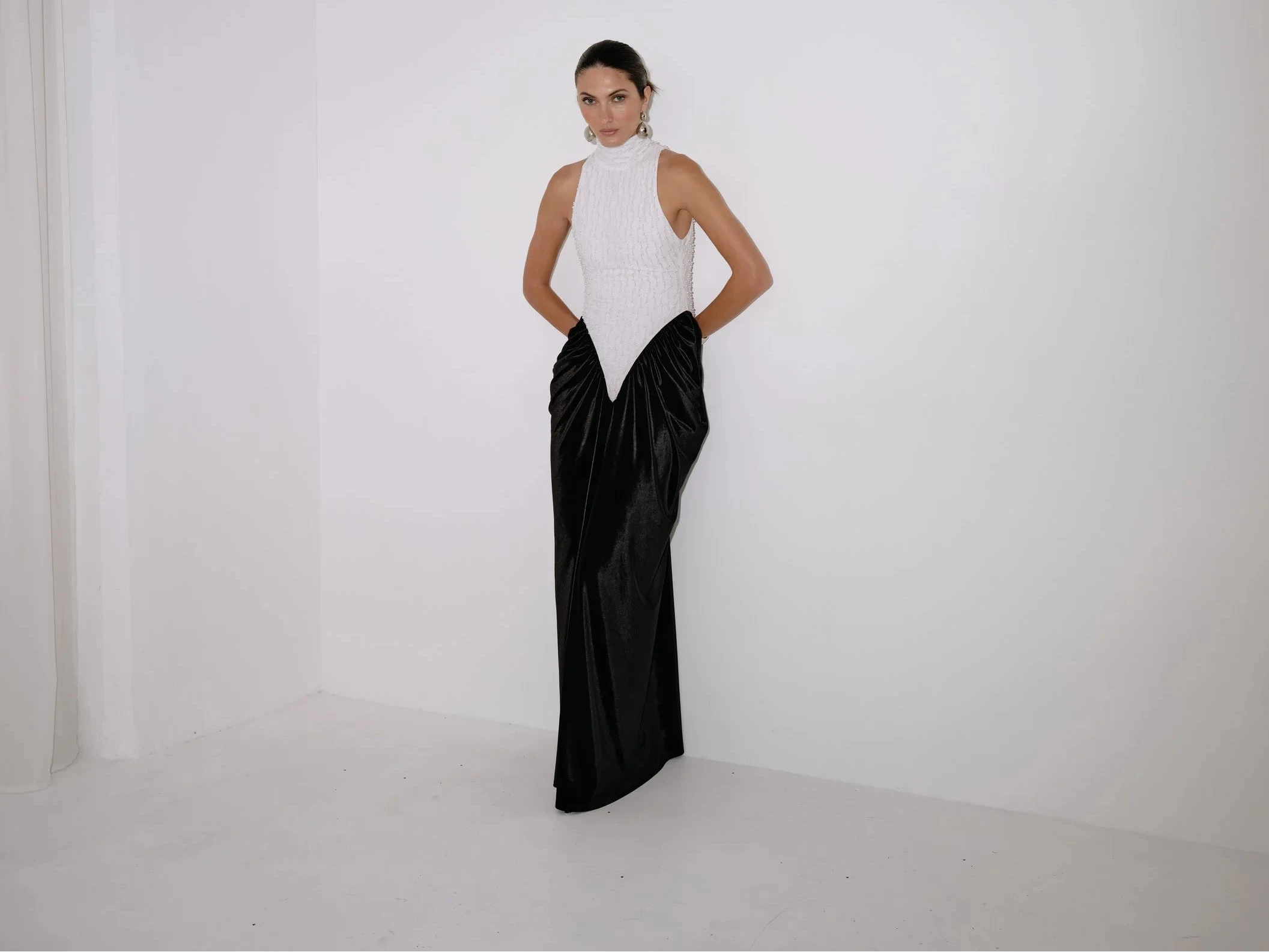 Delfi Collective Hepburn sukienka wieczorowa pearl długa