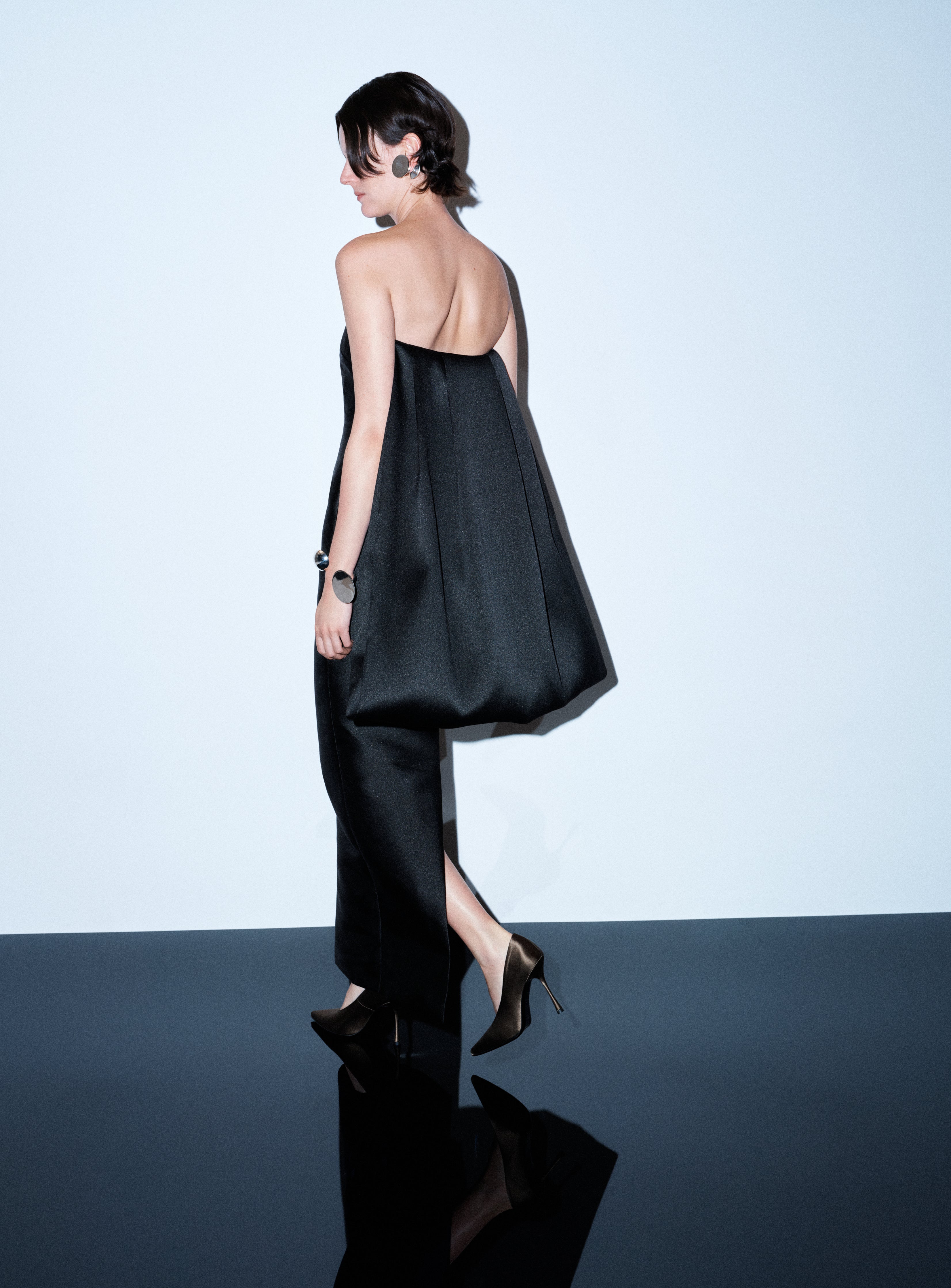 Solace London Dandridge sukienka maxi czarna plisowana