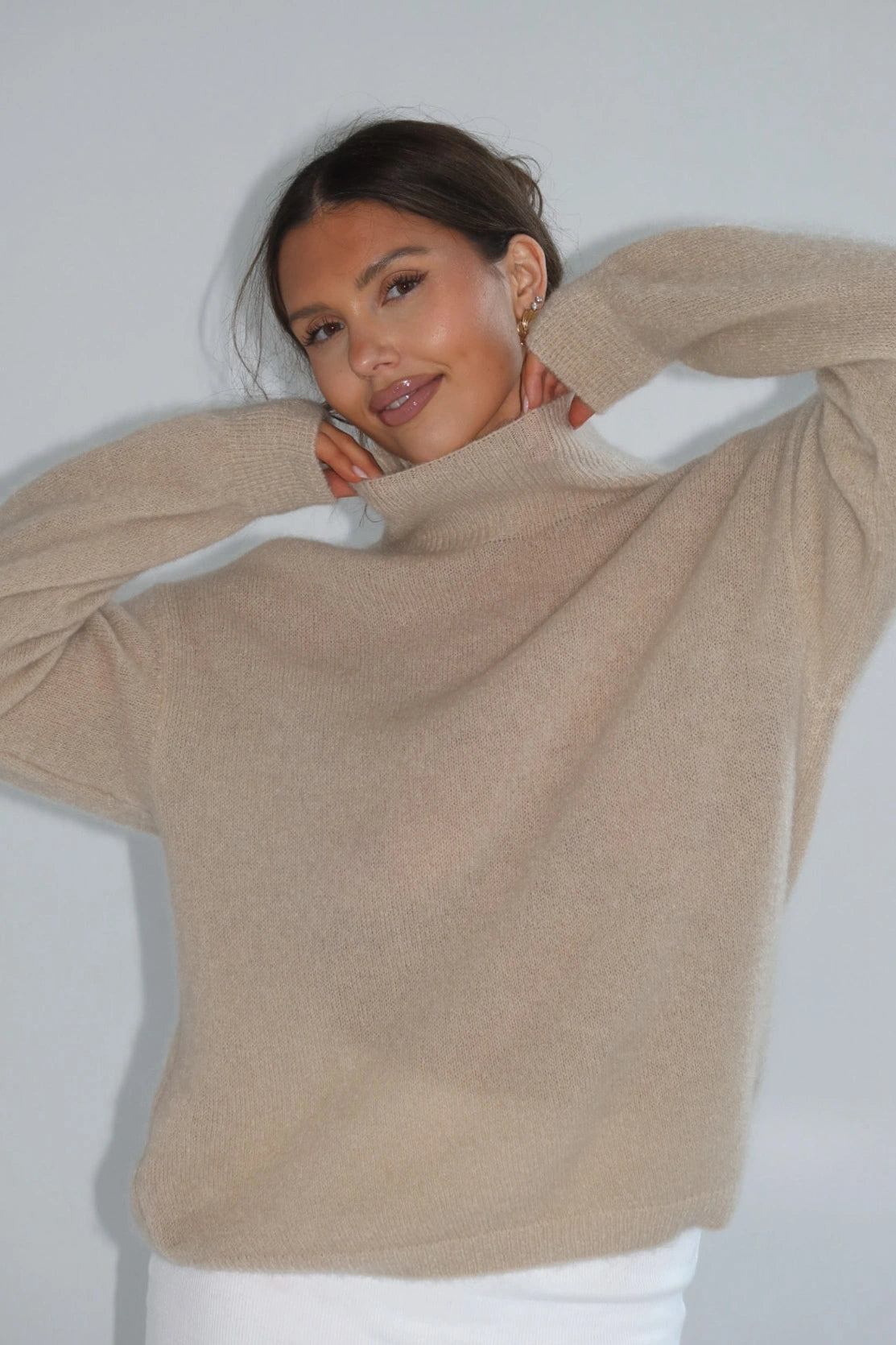 Nudyess Rose sweter z golfem beżowy moherowy oversize