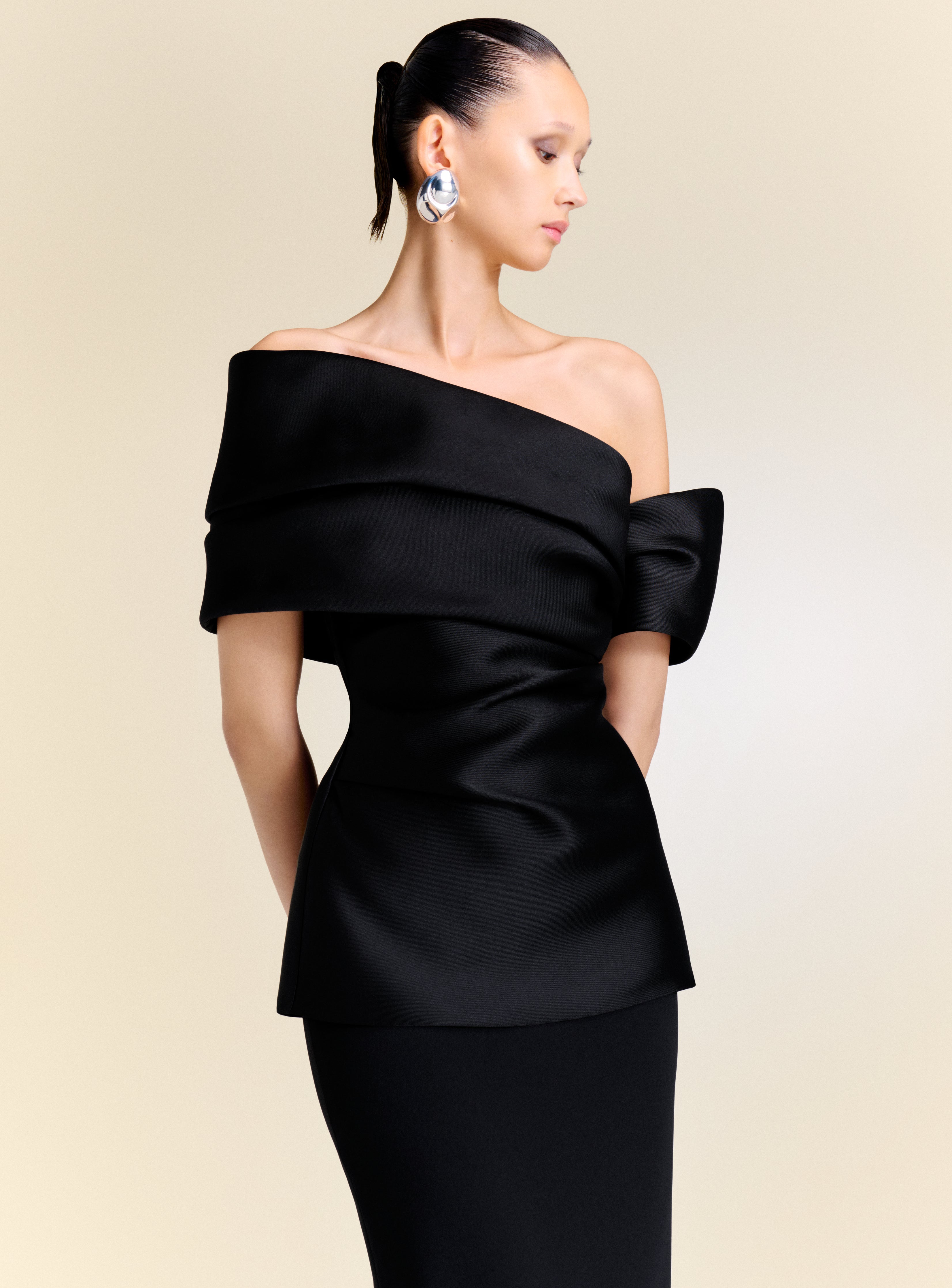 Solace London Lucine sukienka wieczorowa czarna maxi odkryte ramiona