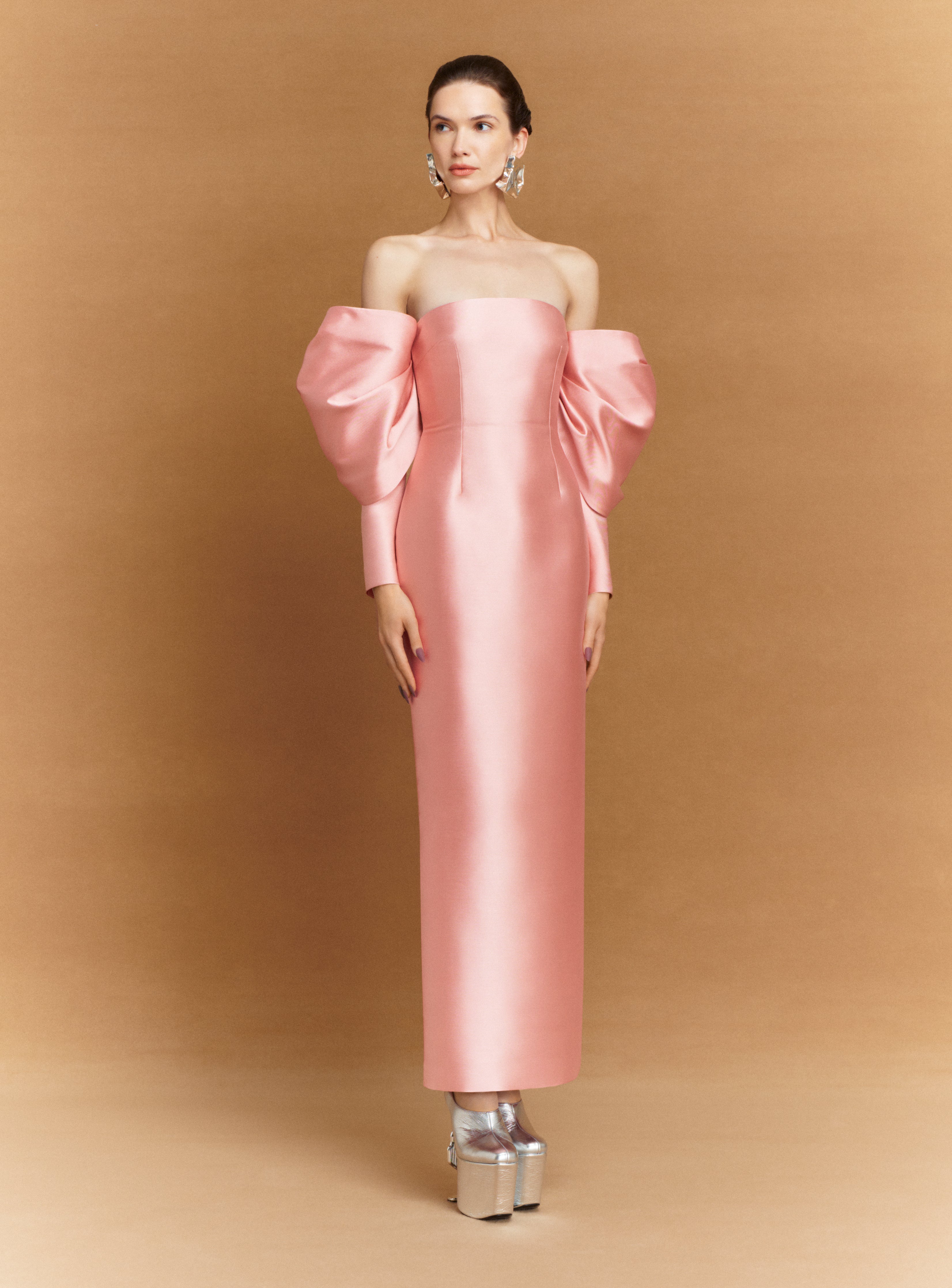 Solace London Laylah sukienka maxi pudrowy róż bez ramiączek