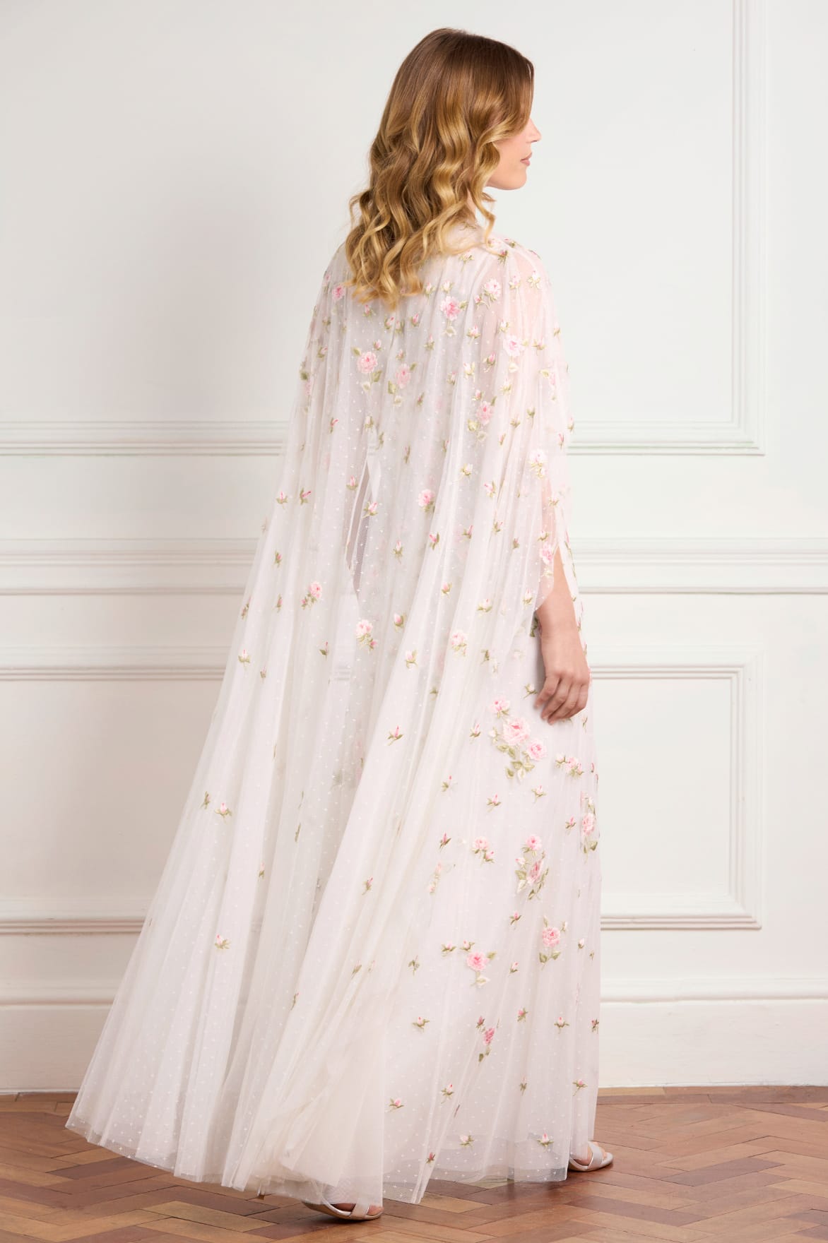 Needle & Thread Rose Bloom Cape Gown sukienka biała w kwiaty
