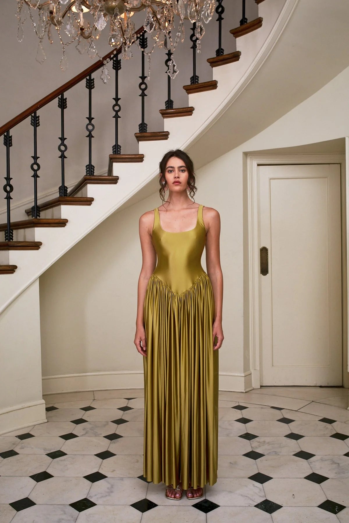 Delfi Collective Oriana sukienka wieczorowa khaki satyna