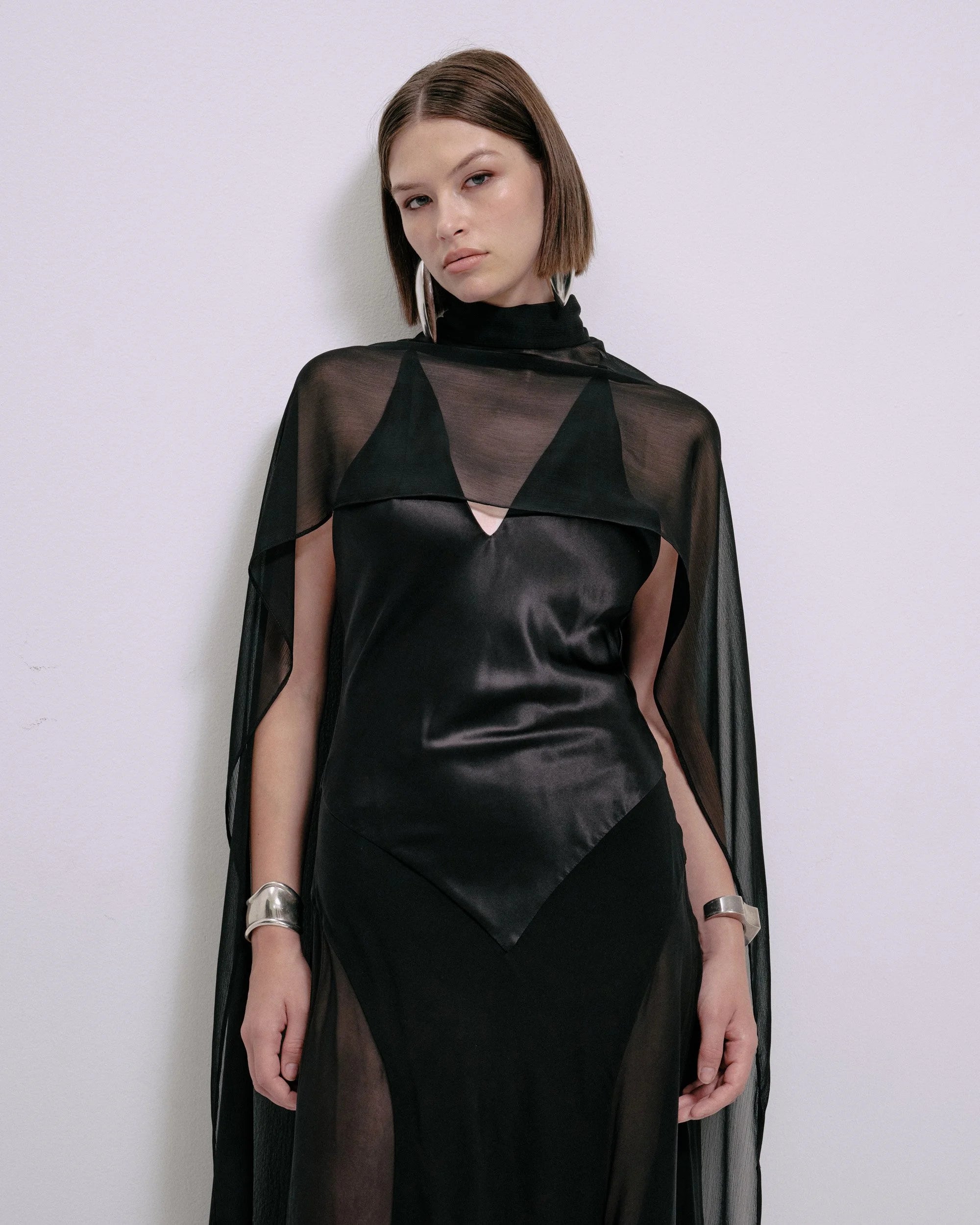 Delfi Collective Antonella sukienka czarna satynowa