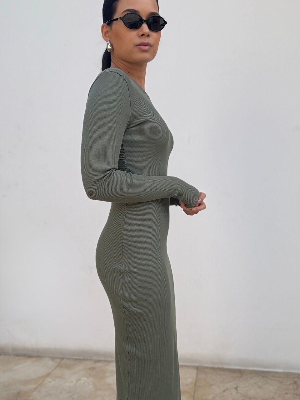 Nudyess Eos sukienka maxi khaki prążkowana